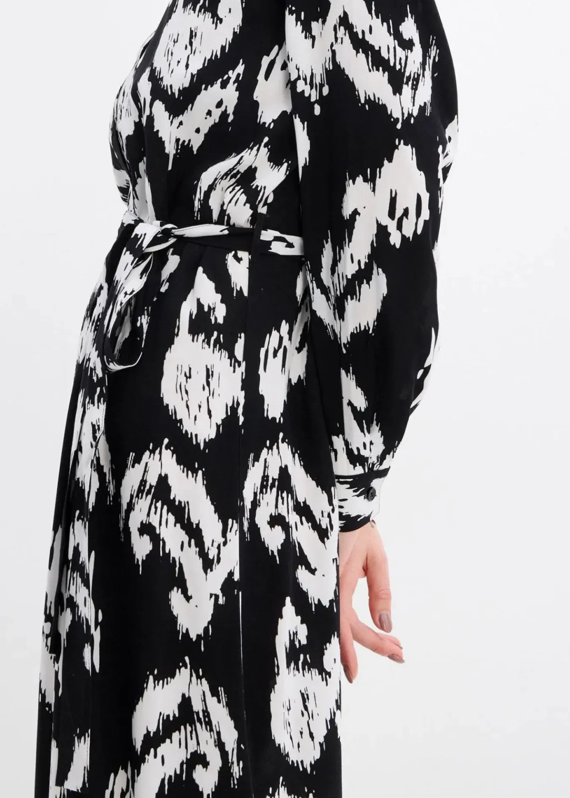 bonprix Bekleidung·Pullover & Strickjacken|Kleider^Blusenkleid aus fließender Viskose schwarz/wollweiß bedruckt