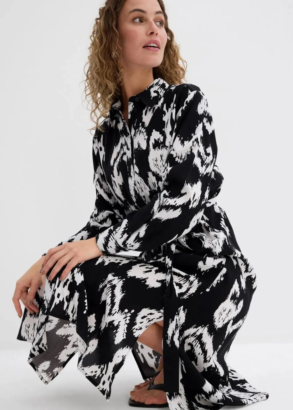 bonprix Bekleidung·Pullover & Strickjacken|Kleider^Blusenkleid aus fließender Viskose schwarz/wollweiß bedruckt