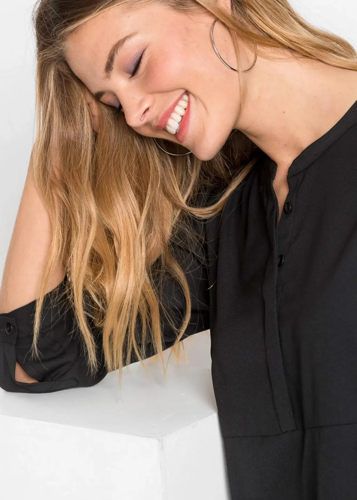 bonprix Bekleidung·Pullover & Strickjacken|Nachhaltigere Materialien^Blusenkleid mit kurzer Knopfleiste schwarz