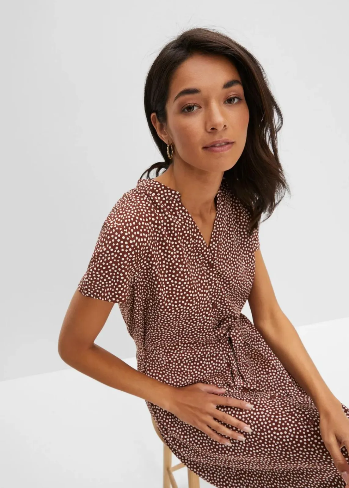 bonprix Bekleidung·Pullover & Strickjacken|Kleider^Blusenkleid mit Pünktchen rauchbraun/weiß gepunktet