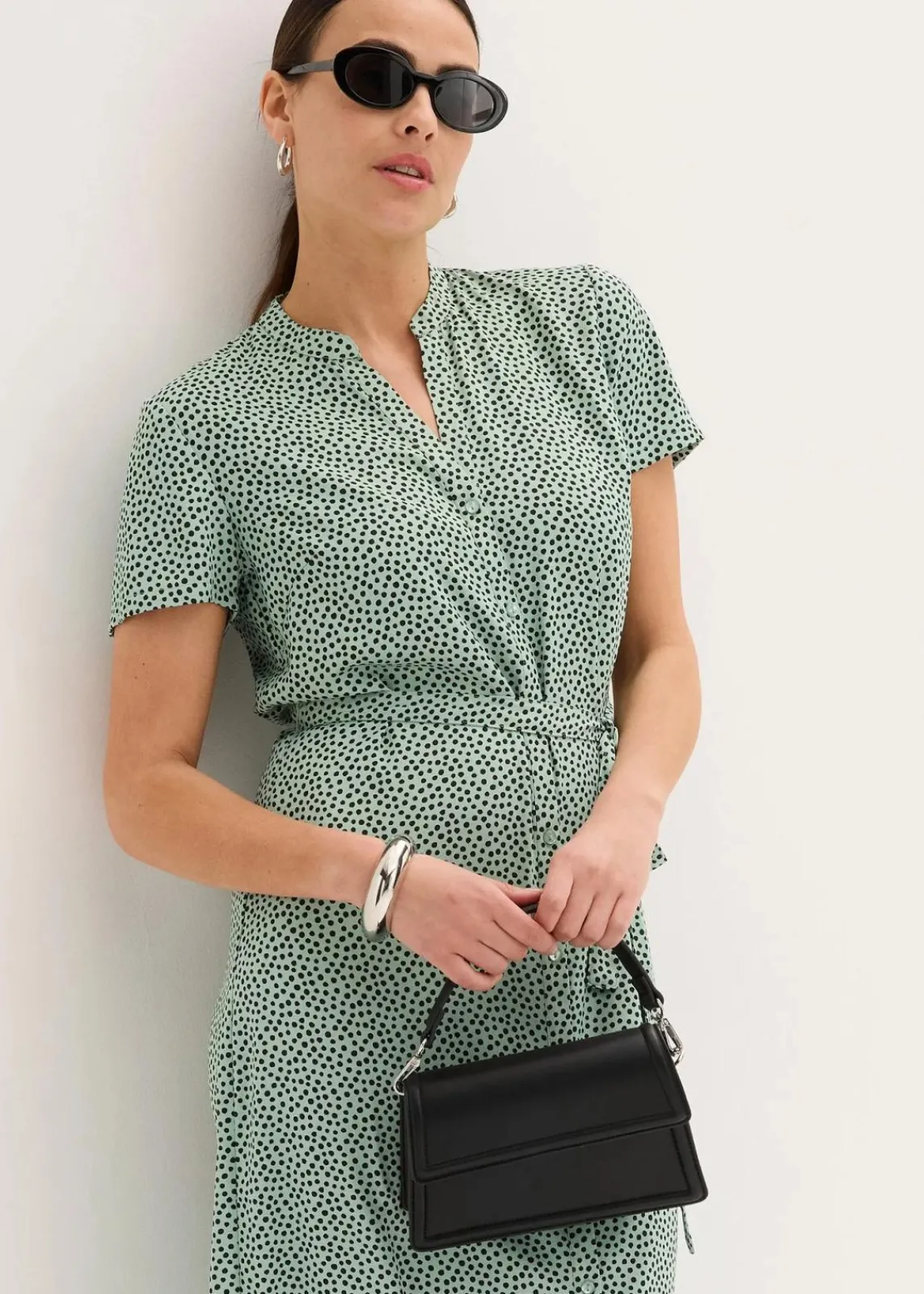 bonprix Kleider|Bekleidung·Pullover & Strickjacken^Blusenkleid mit Pünktchen pastellgrün/schwarz gepunktet