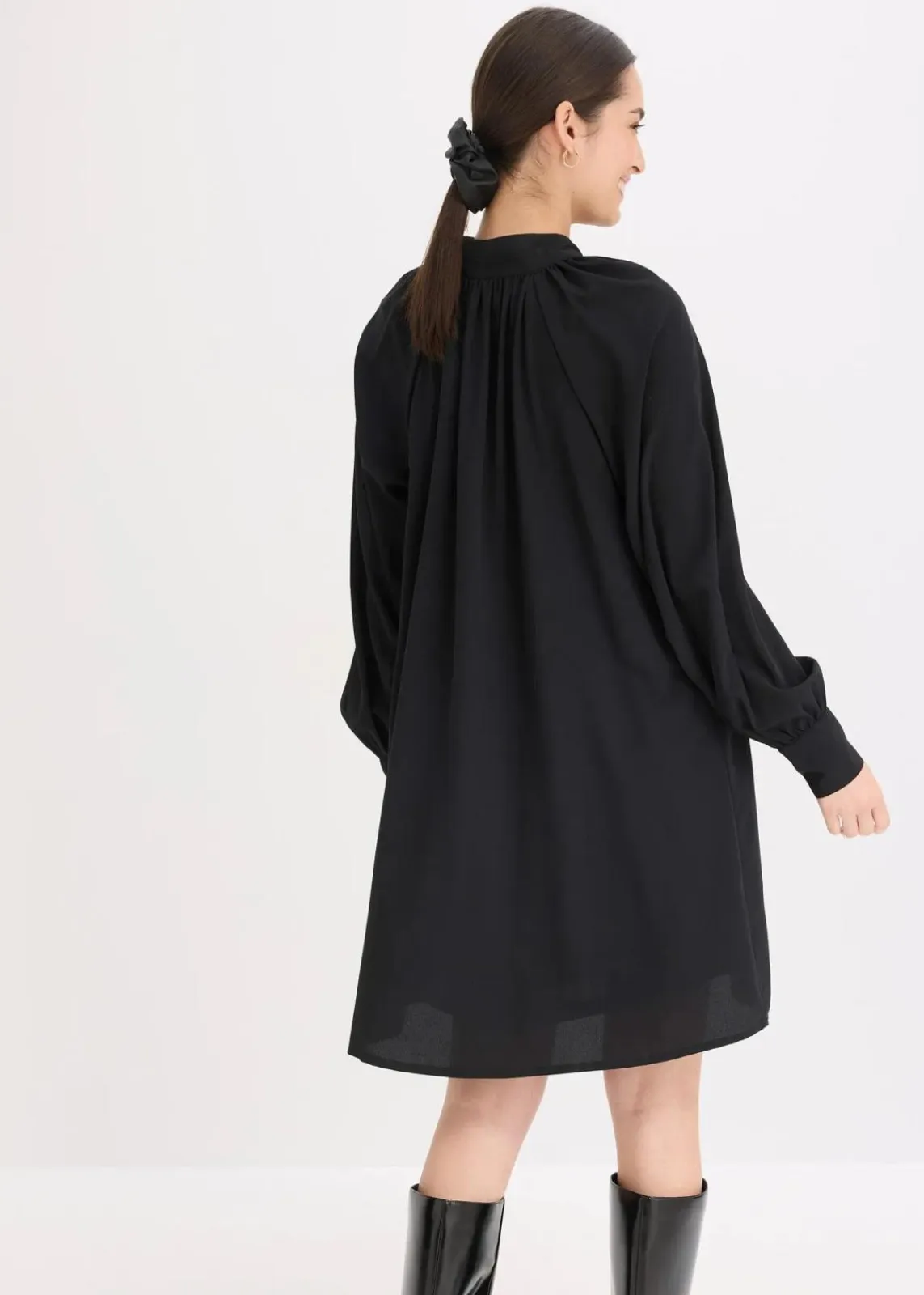 bonprix Bekleidung·Pullover & Strickjacken|Nachhaltigere Materialien^Blusenkleid mit Schluppenkragen schwarz