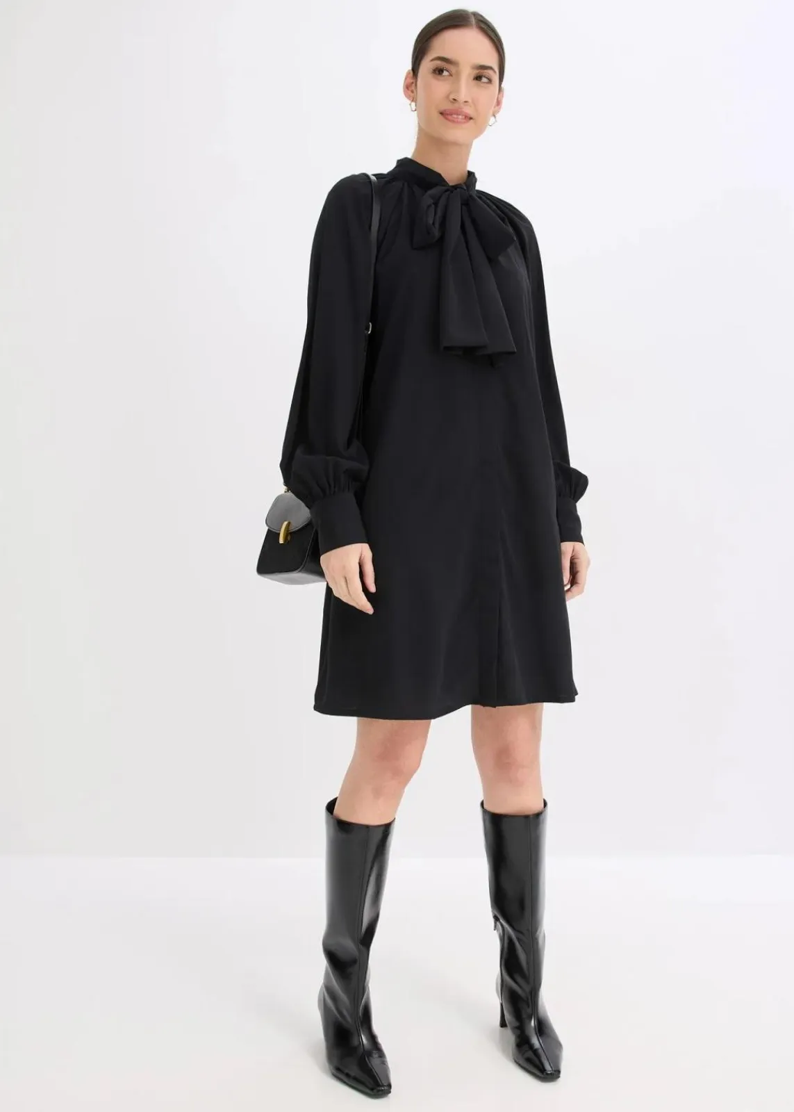 bonprix Bekleidung·Pullover & Strickjacken|Nachhaltigere Materialien^Blusenkleid mit Schluppenkragen schwarz