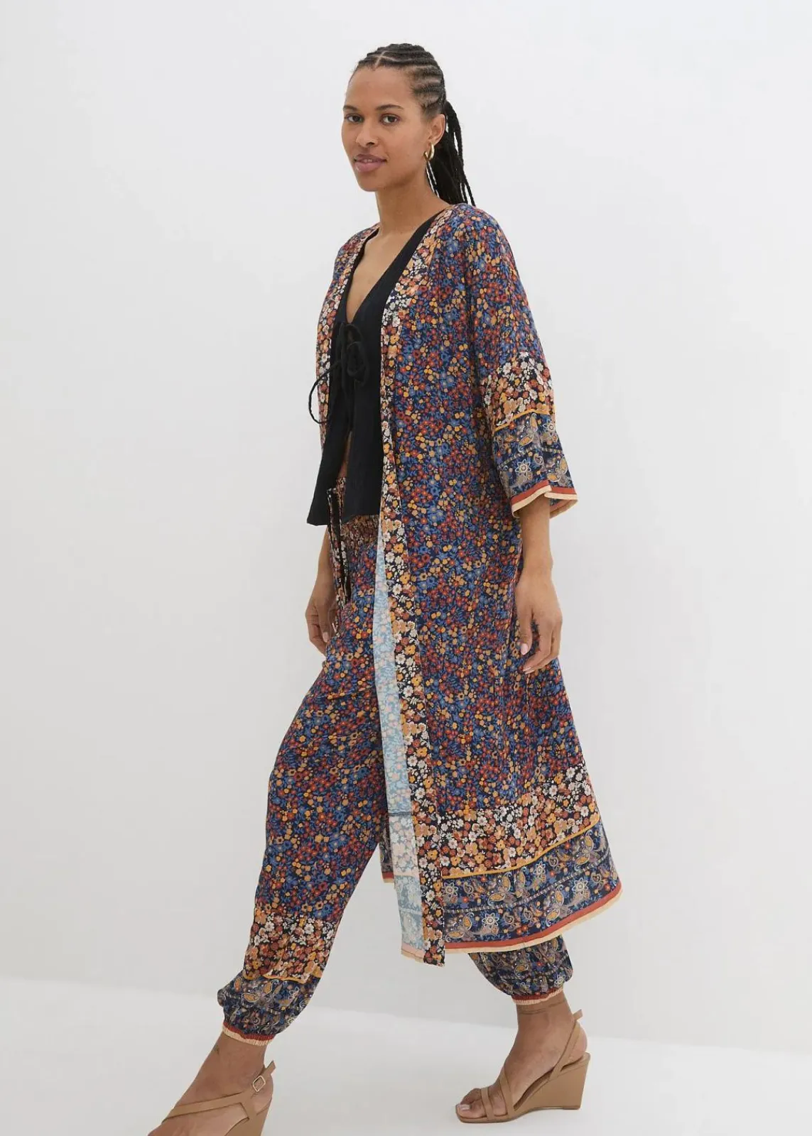 bonprix Bekleidung·Jacken & Mäntel|Blusen & Tuniken^Blusenmantel aus Viskose dunkelblau/hellsand/honig paisley