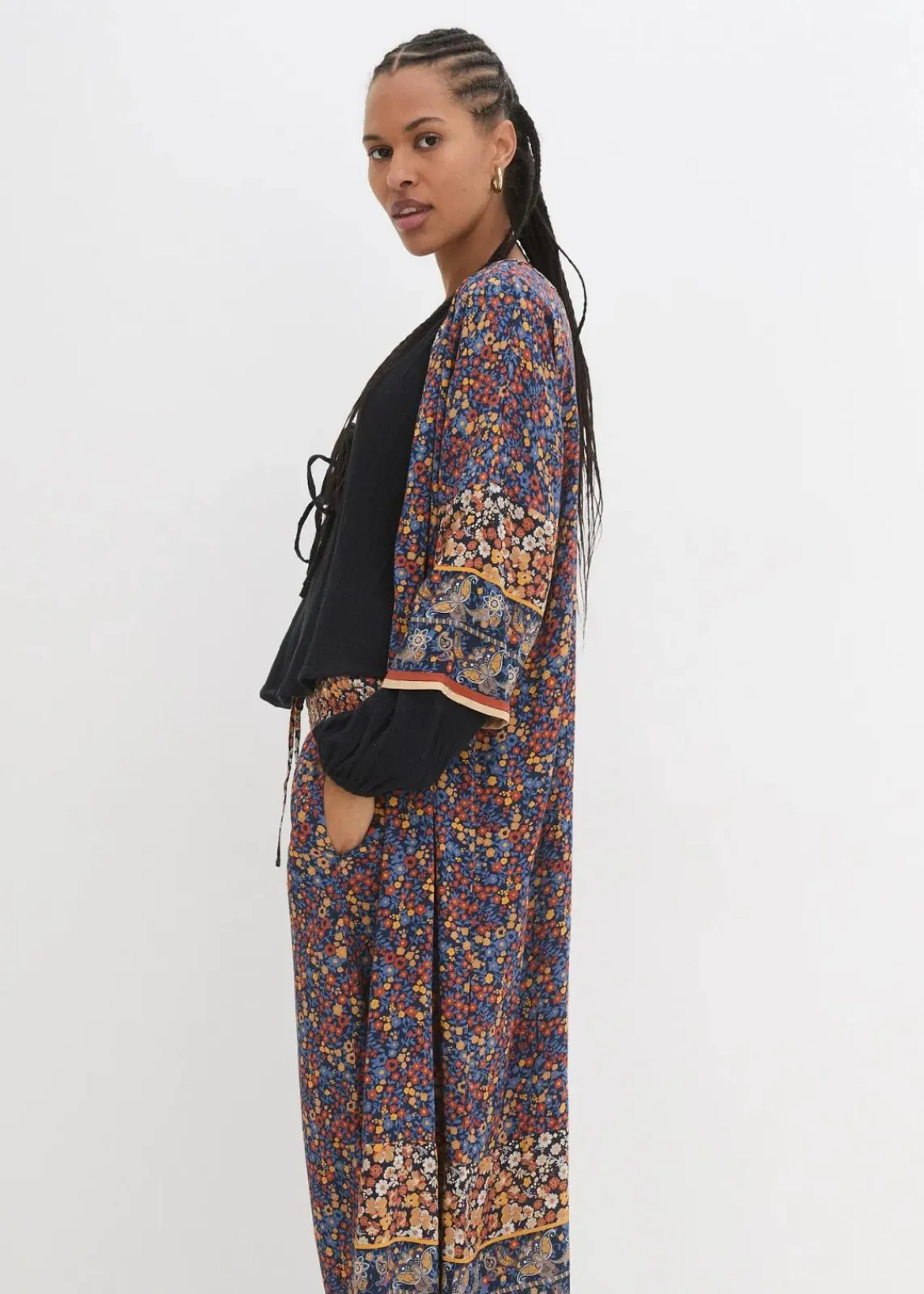 bonprix Bekleidung·Jacken & Mäntel|Blusen & Tuniken^Blusenmantel aus Viskose dunkelblau/hellsand/honig paisley