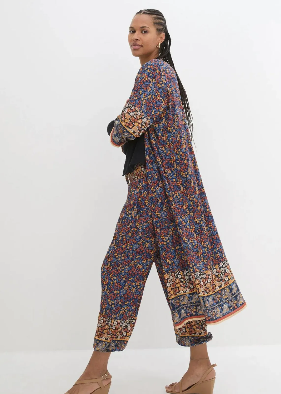 bonprix Bekleidung·Jacken & Mäntel|Blusen & Tuniken^Blusenmantel aus Viskose dunkelblau/hellsand/honig paisley
