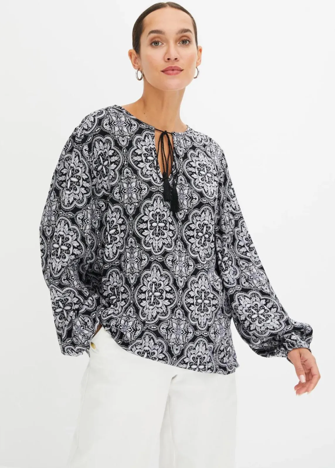 bonprix Blusen & Tuniken|Nachhaltigere Materialien^Blusenshirt aus strukturierter Viskose schwarz/weiß bedruckt