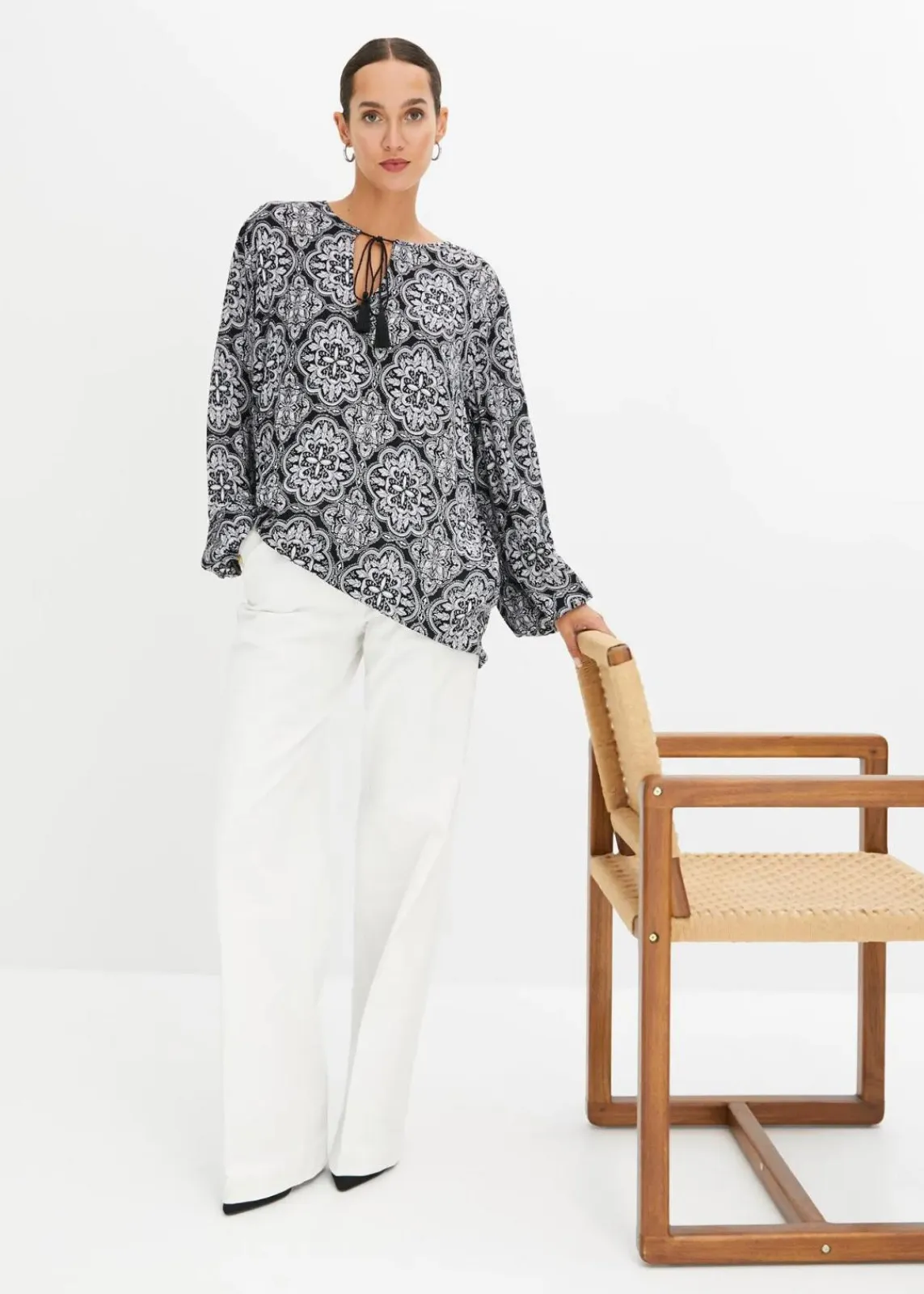 bonprix Blusen & Tuniken|Nachhaltigere Materialien^Blusenshirt aus strukturierter Viskose schwarz/weiß bedruckt