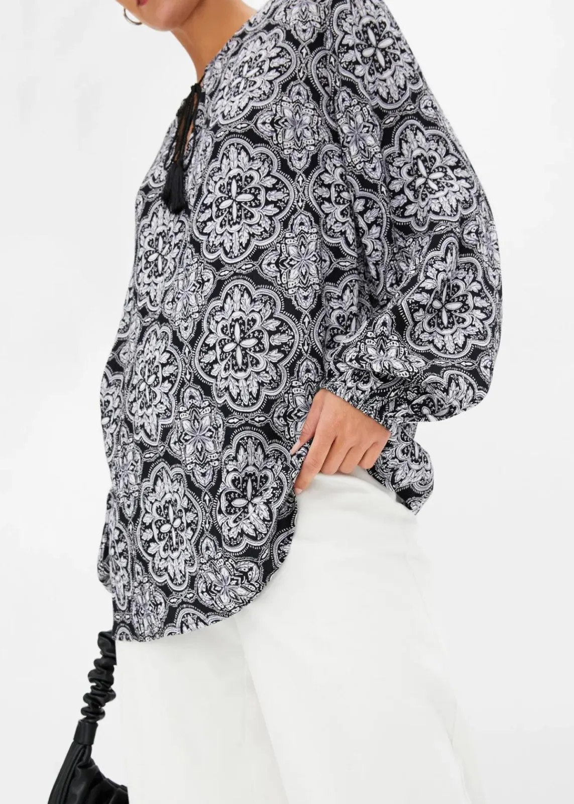 bonprix Blusen & Tuniken|Nachhaltigere Materialien^Blusenshirt aus strukturierter Viskose schwarz/weiß bedruckt