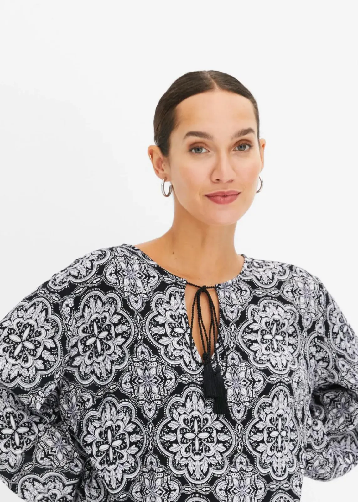 bonprix Blusen & Tuniken|Nachhaltigere Materialien^Blusenshirt aus strukturierter Viskose schwarz/weiß bedruckt