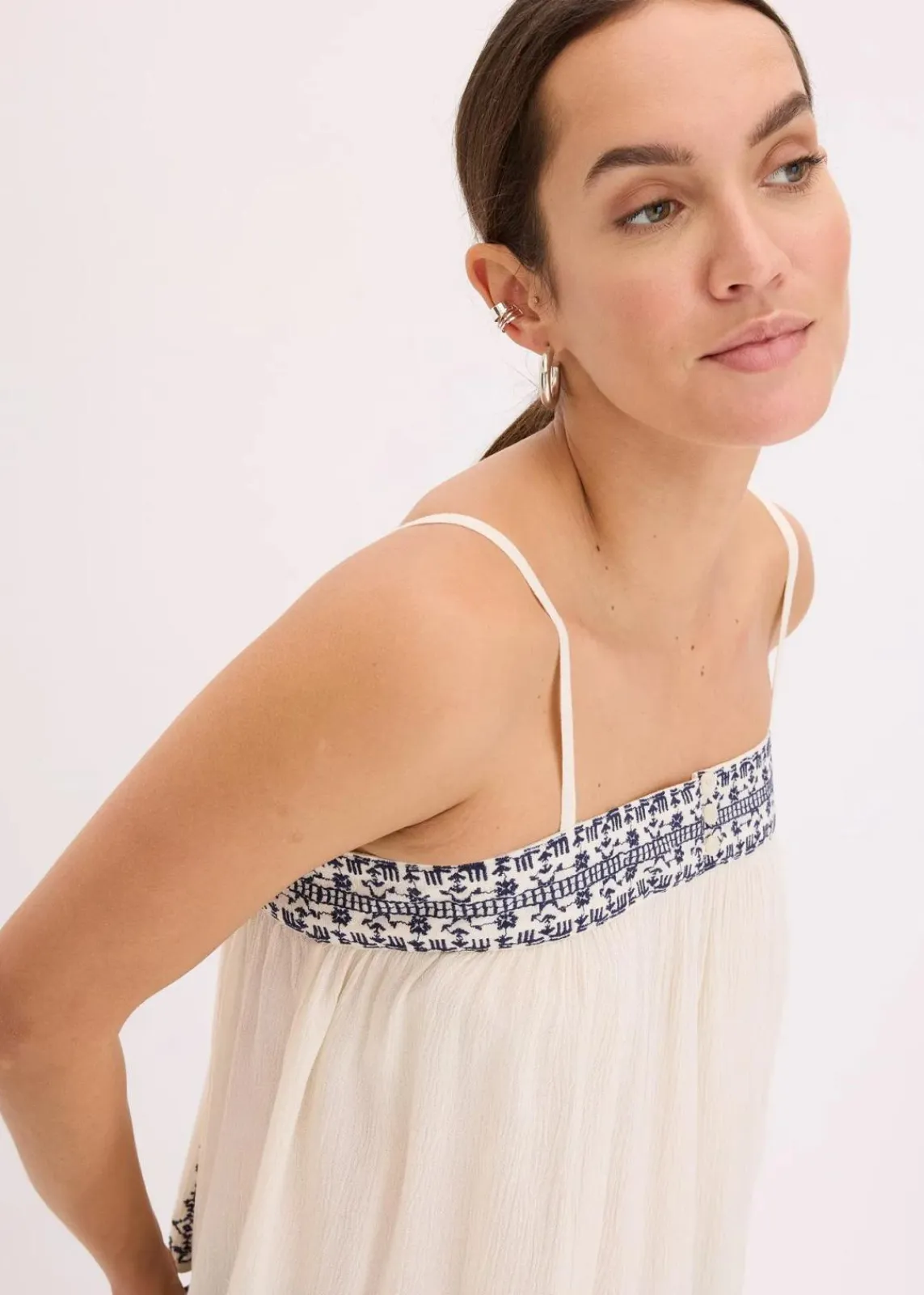 bonprix Shirts & Tops^Blusentop mit Stickerei natur/dunkelblau