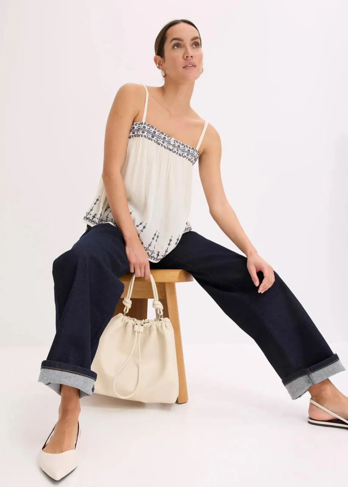 bonprix Shirts & Tops^Blusentop mit Stickerei natur/dunkelblau