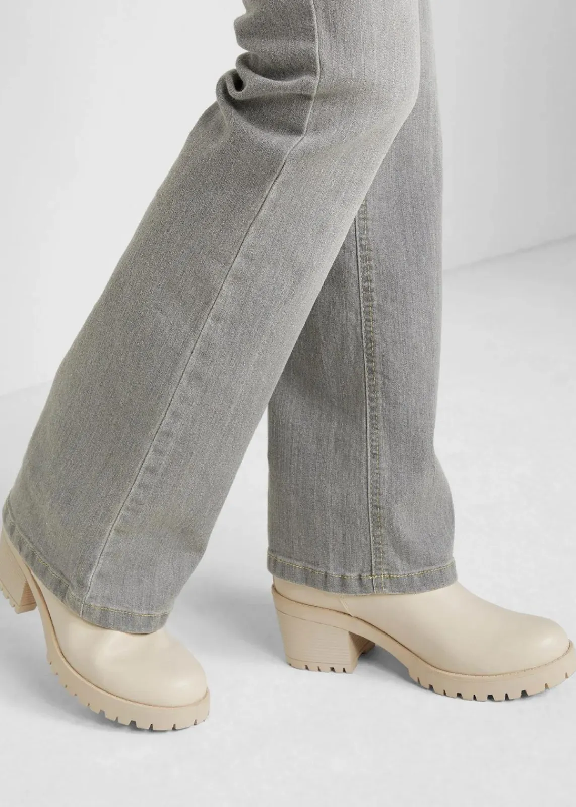 bonprix Jeans|Bekleidung·Shirts & Tops^Bootcut Jeans Mid Waist, Komfort-Stretch hellgrau used