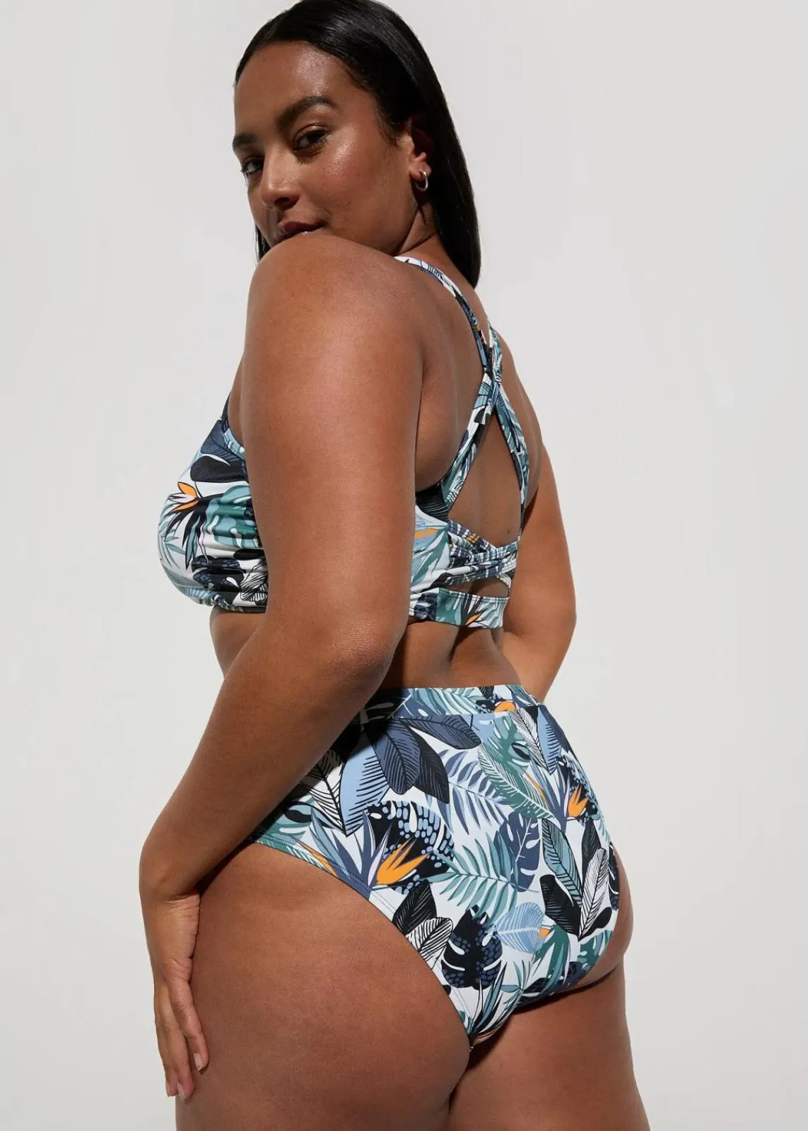 bonprix Nachhaltigere Materialien|Sport Bademode^Bustier-Bikini mit gekreuzten Trägern (2-tlg.Set) grün floral