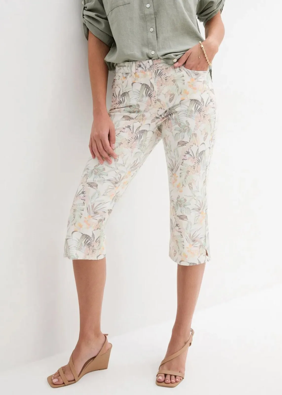 bonprix Bekleidung·Kleider|Hosen^Capri-Hose weiß/oliv bedruckt