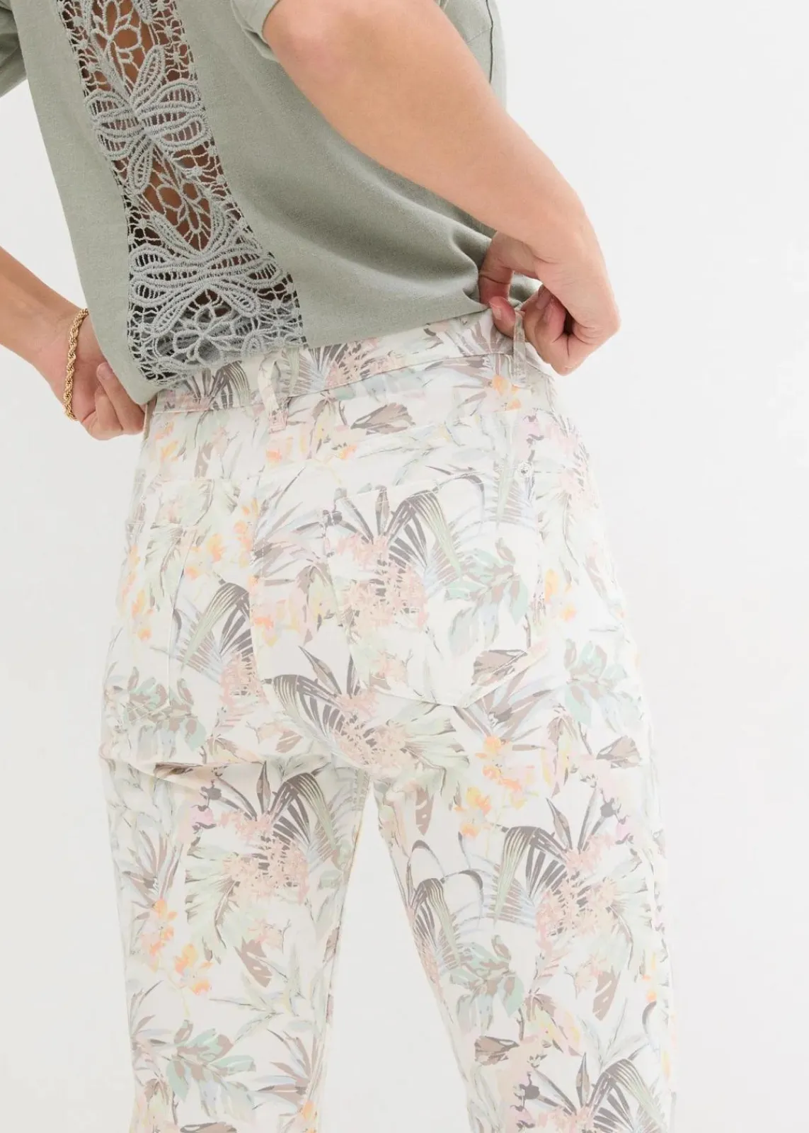 bonprix Bekleidung·Kleider|Hosen^Capri-Hose weiß/oliv bedruckt