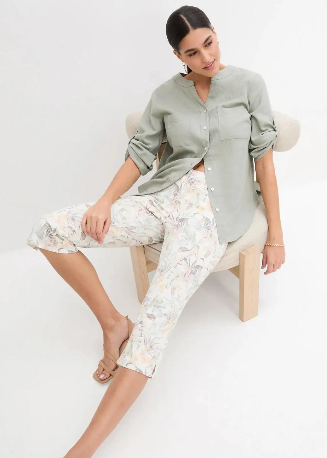 bonprix Bekleidung·Kleider|Hosen^Capri-Hose weiß/oliv bedruckt