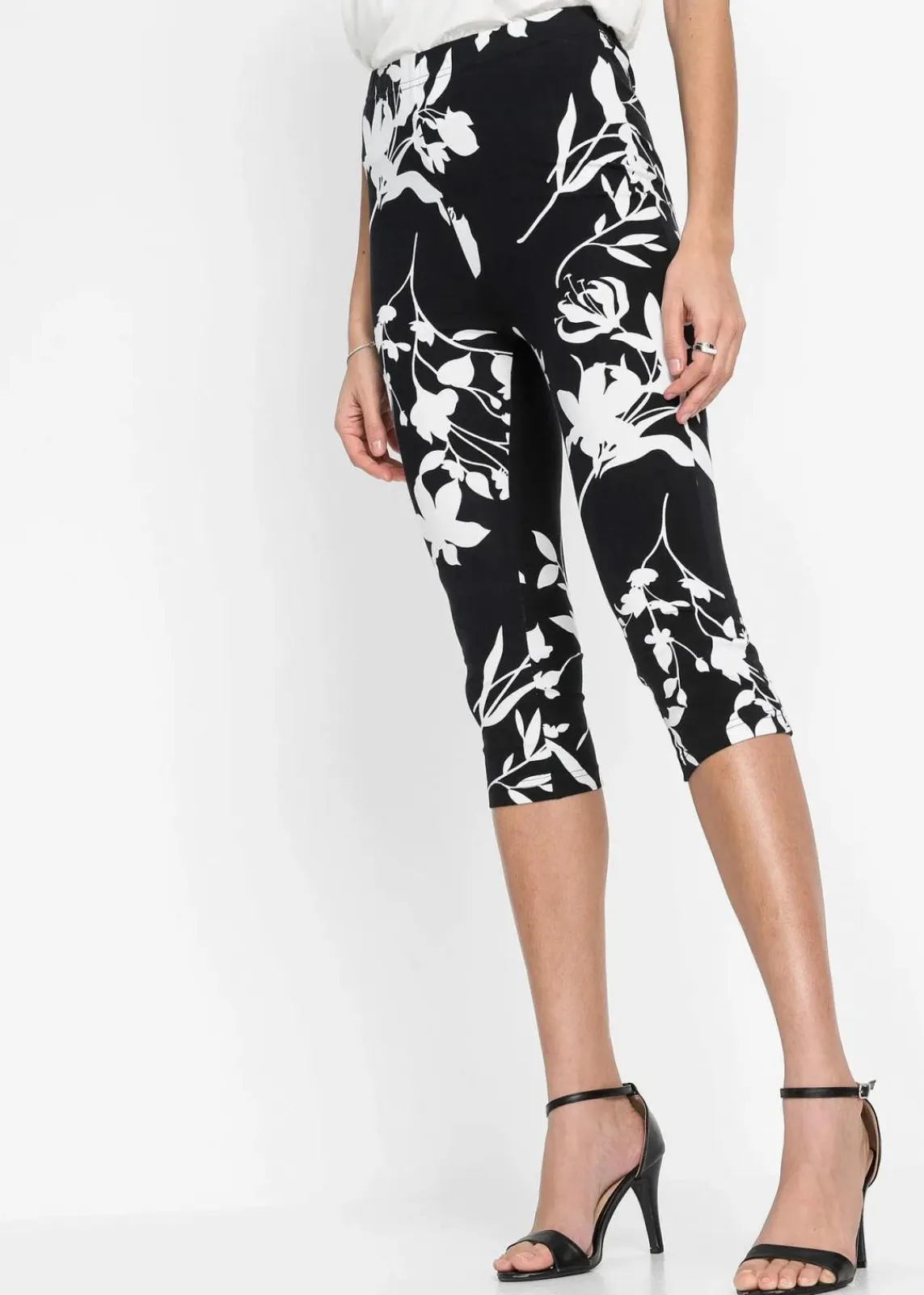 bonprix Hosen^Capri-Hose schwarz/wollweiß geblümt