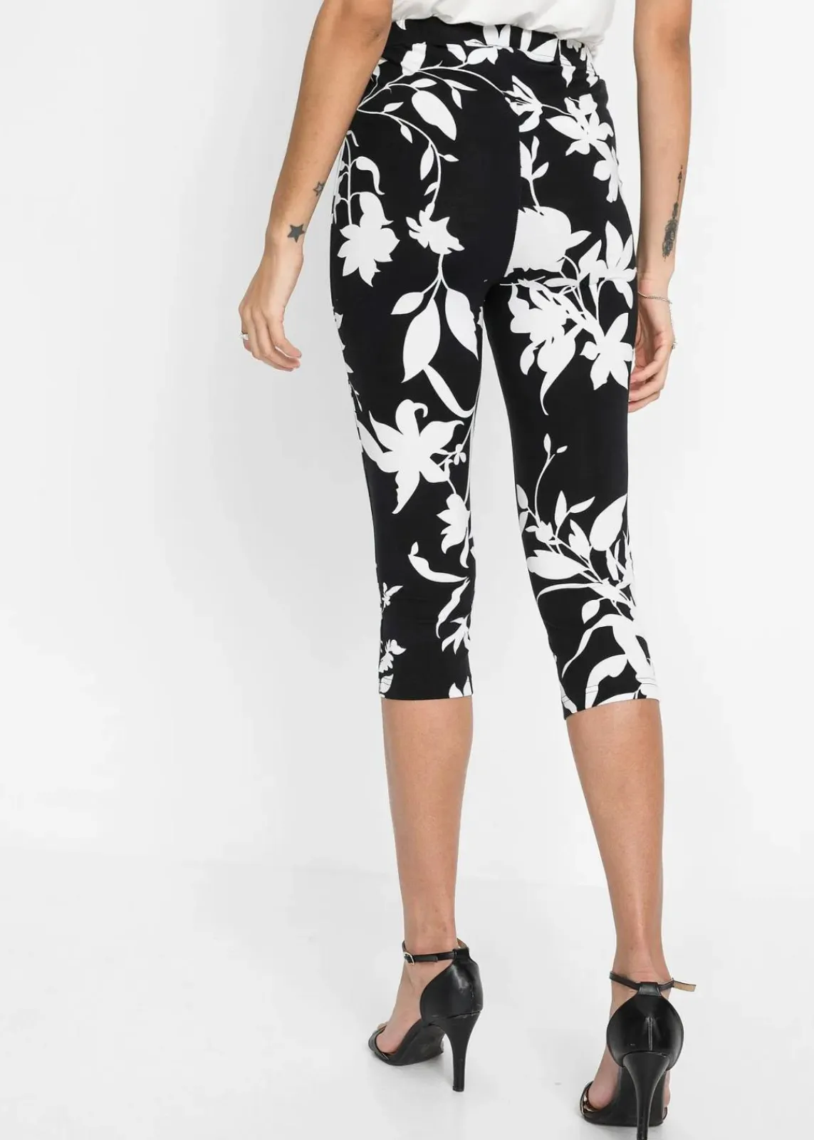 bonprix Hosen^Capri-Hose schwarz/wollweiß geblümt