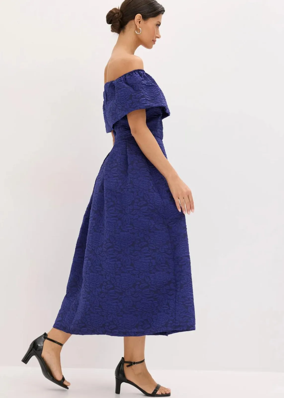 bonprix Festliche Mode|Kleider^Carmen-Kleid aus glänzendem Jacquard mitternachtsblau