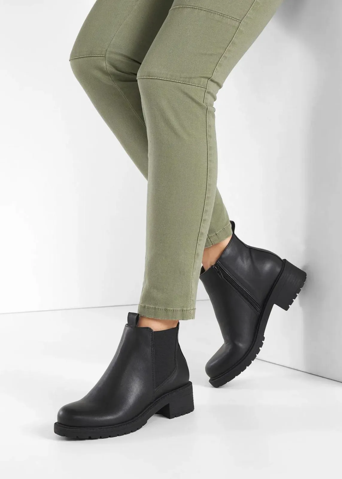 bonprix Stiefeletten|Boots^Chelsea-Boots mit Profilsohle schwarz