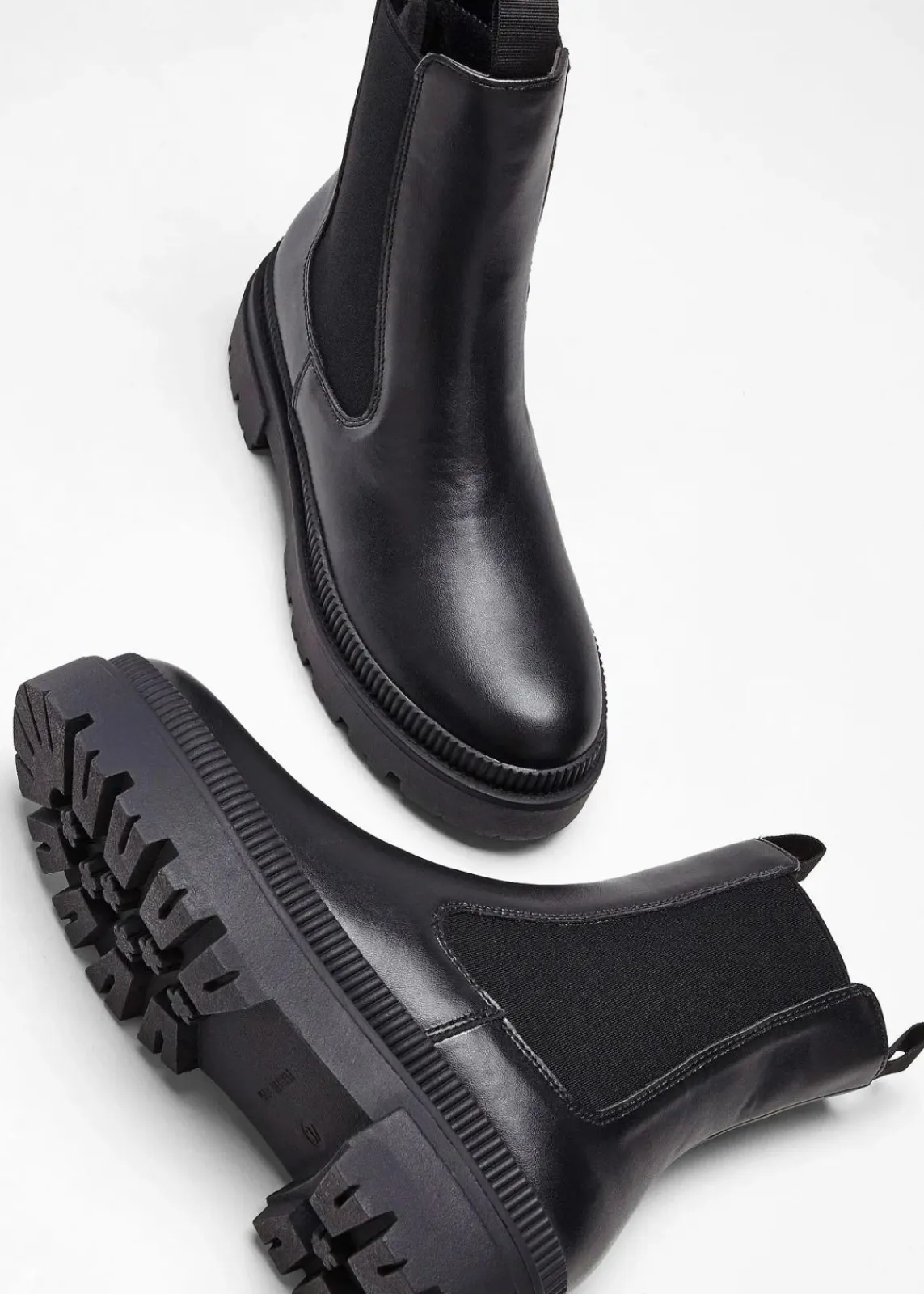 bonprix Stiefeletten|Boots^Chelsea-Boots mit Profilsohle schwarz