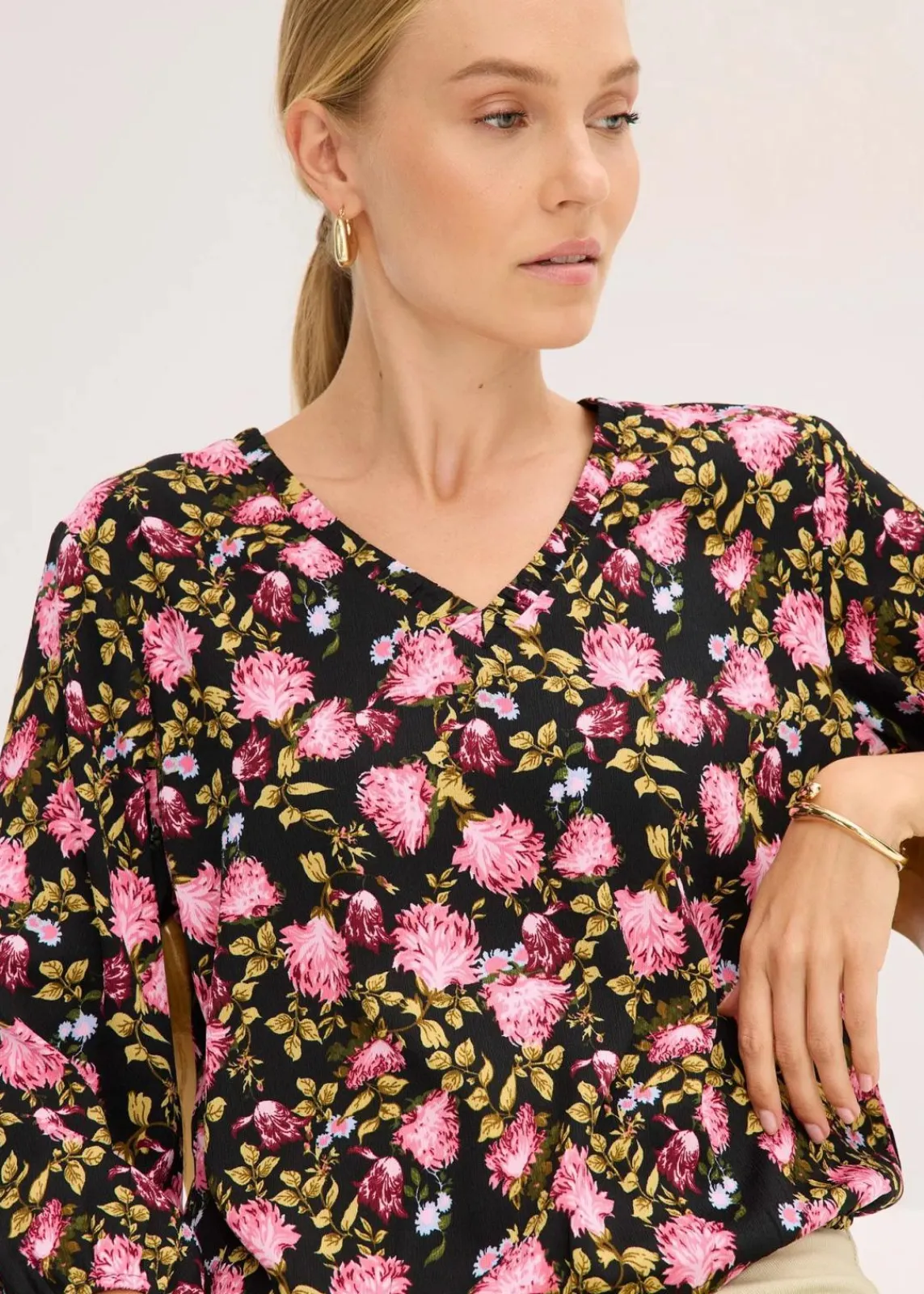 bonprix Blusen & Tuniken^Chiffon-Bluse mit Raffung am Saum schwarz geblümt
