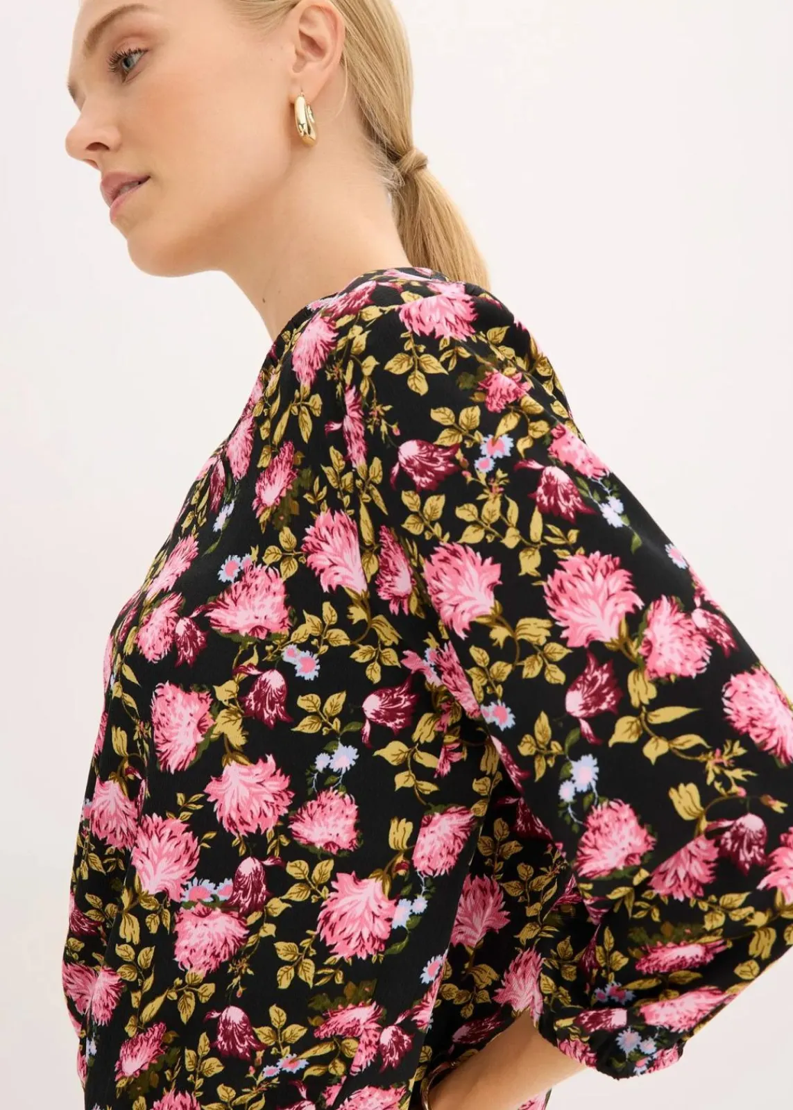 bonprix Blusen & Tuniken^Chiffon-Bluse mit Raffung am Saum schwarz geblümt