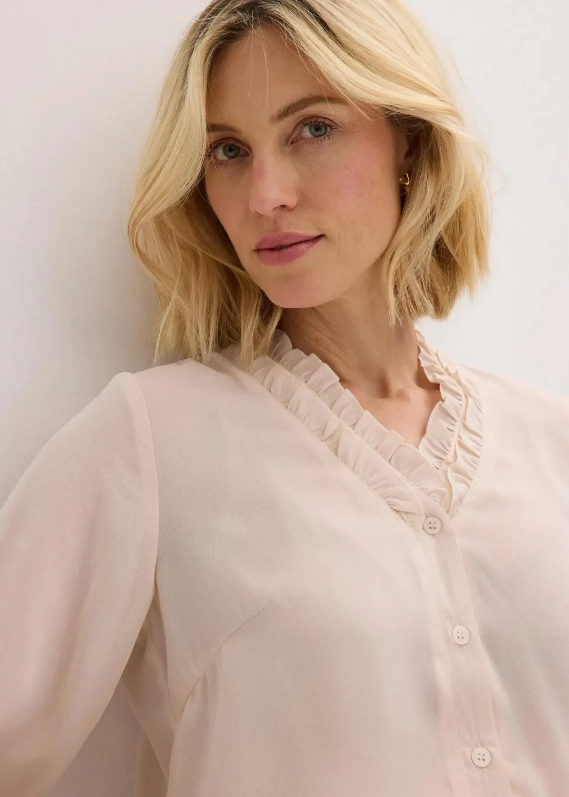 bonprix Blusen & Tuniken|Bekleidung·Jacken & Mäntel^Chiffonbluse mit Rüschen beige