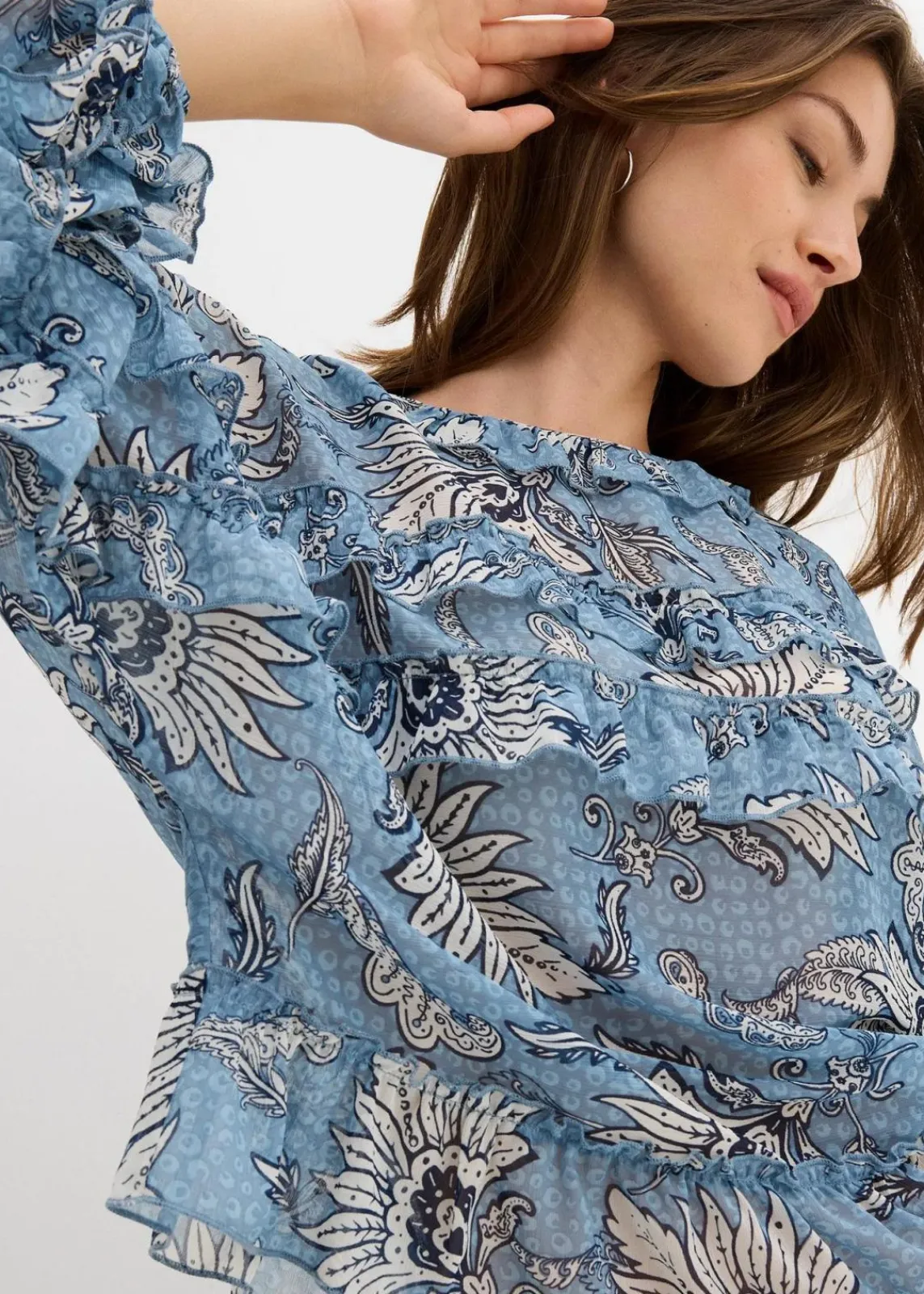 bonprix Nachhaltigere Materialien|Blusen & Tuniken^Chiffonbluse mit Rüschen hellblau/wellenblau/wollweiß bedruckt