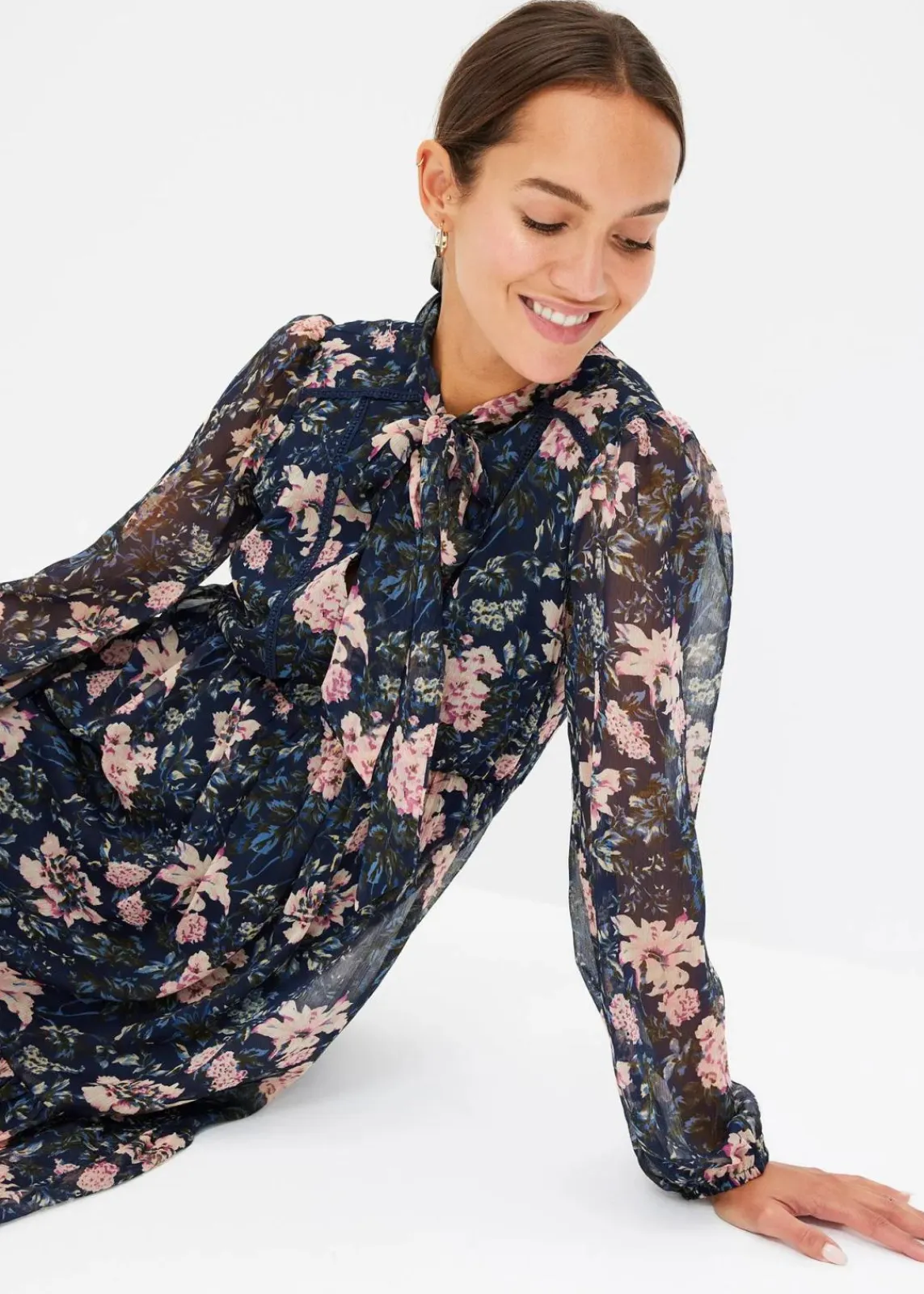bonprix Nachhaltigere Materialien|Kleider^Chiffonkleid dunkelblau geblümt