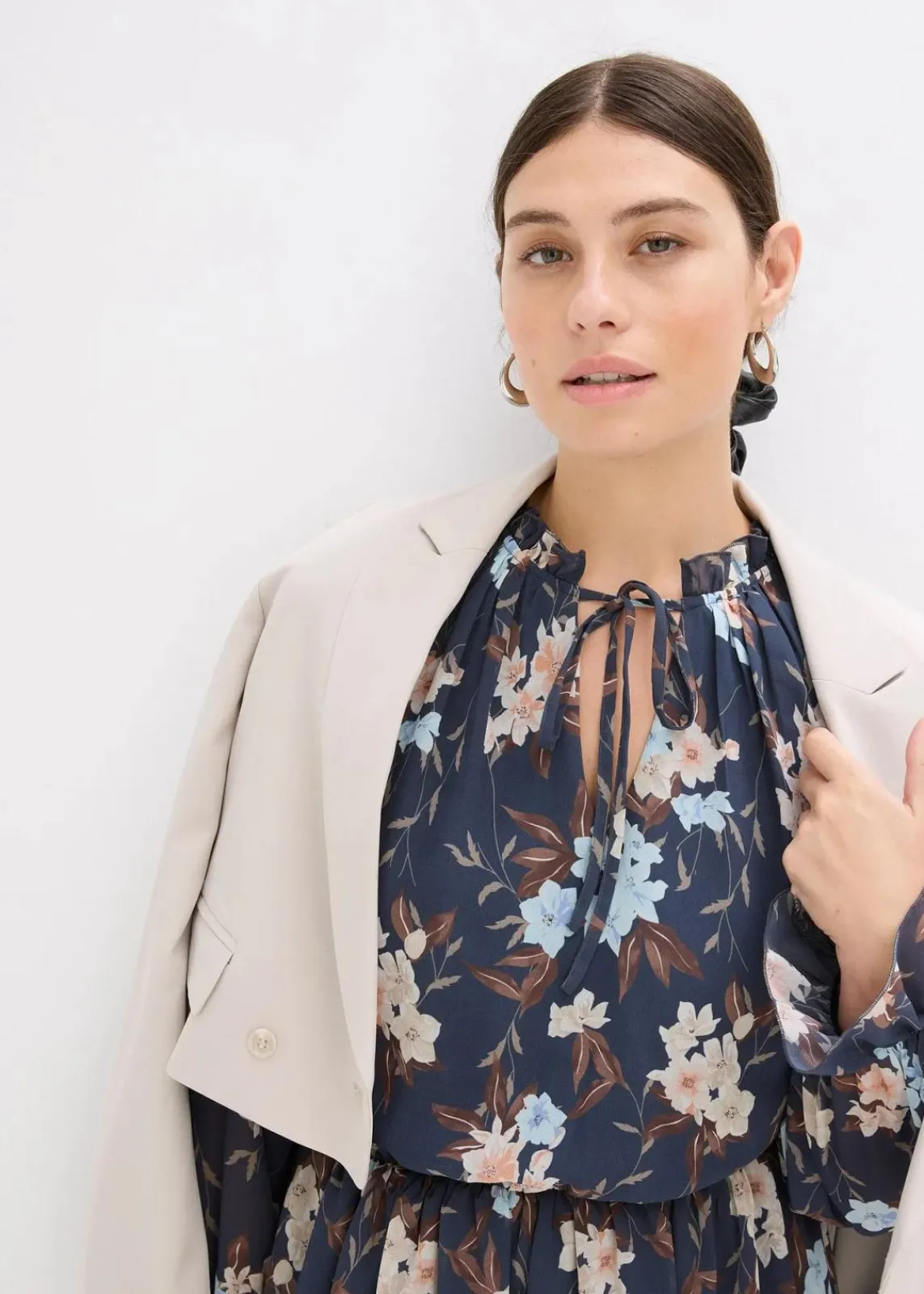 bonprix Bekleidung·Pullover & Strickjacken|Nachhaltigere Materialien^Chiffonkleid nachtblau/eisblau floral