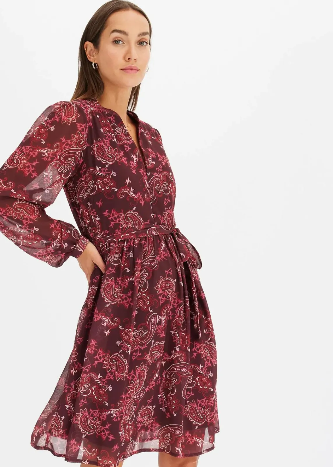 bonprix Bekleidung·Pullover & Strickjacken|Nachhaltigere Materialien^Chiffonkleid bordeaux paisley