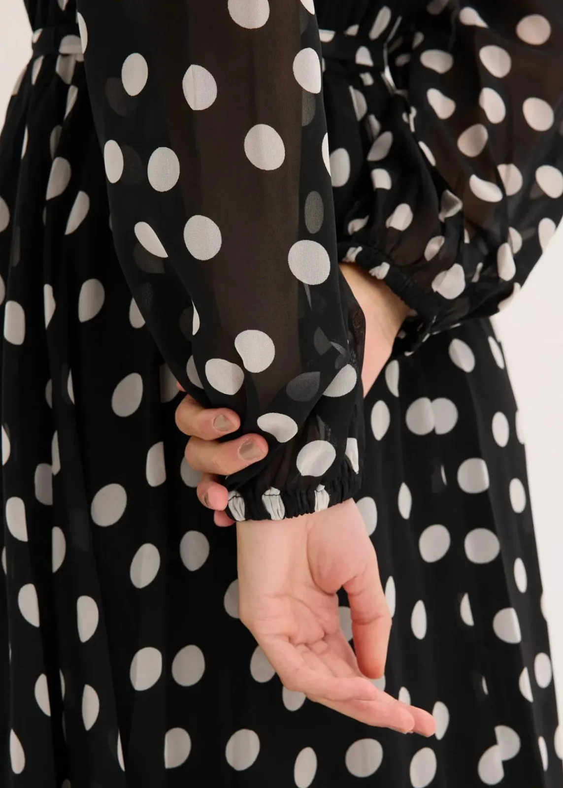 bonprix Bekleidung·Pullover & Strickjacken|Kleider^Chiffonkleid mit Kontrast-Pipings schwarz/wollweiß gepunktet