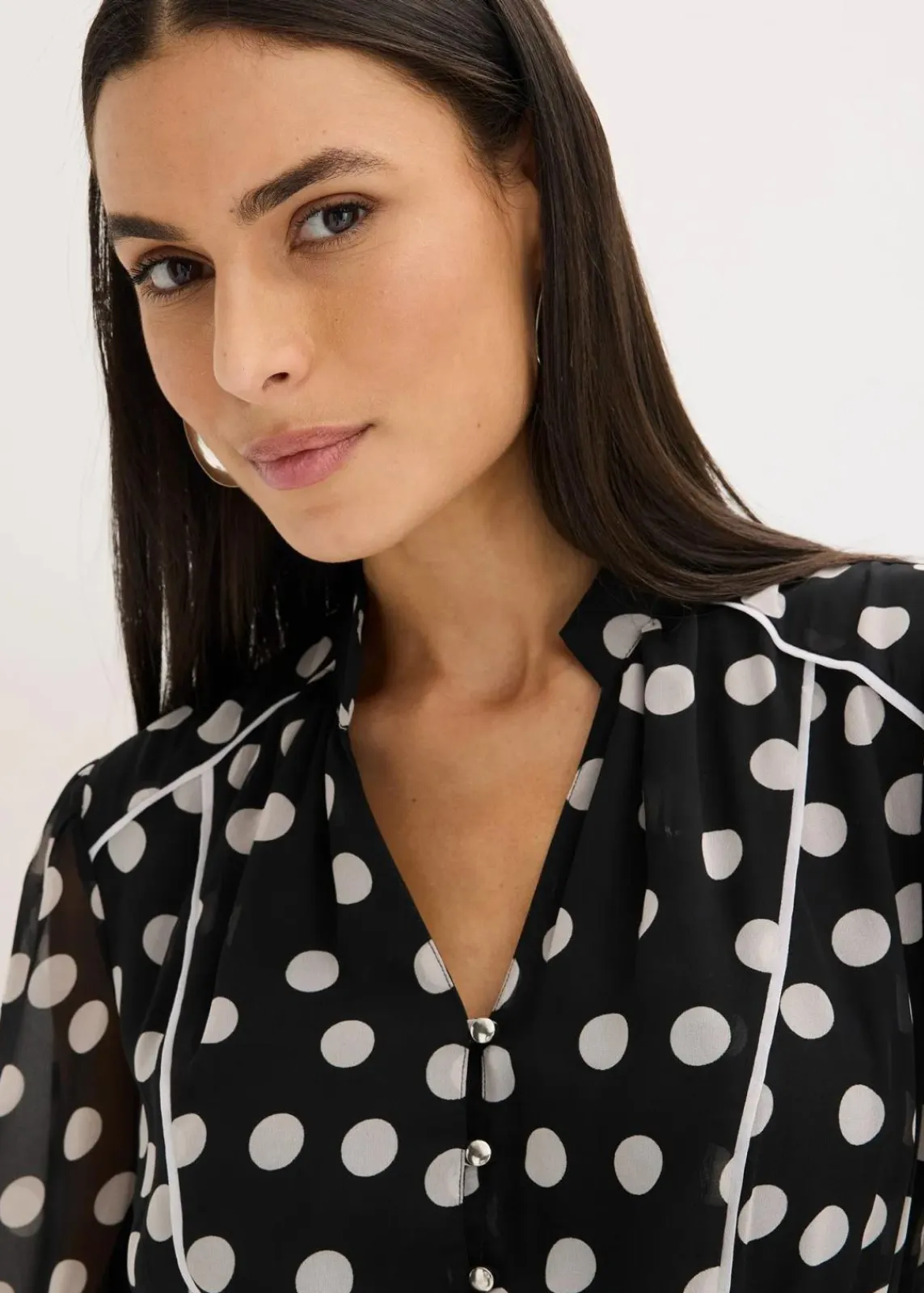 bonprix Bekleidung·Pullover & Strickjacken|Kleider^Chiffonkleid mit Kontrast-Pipings schwarz/wollweiß gepunktet