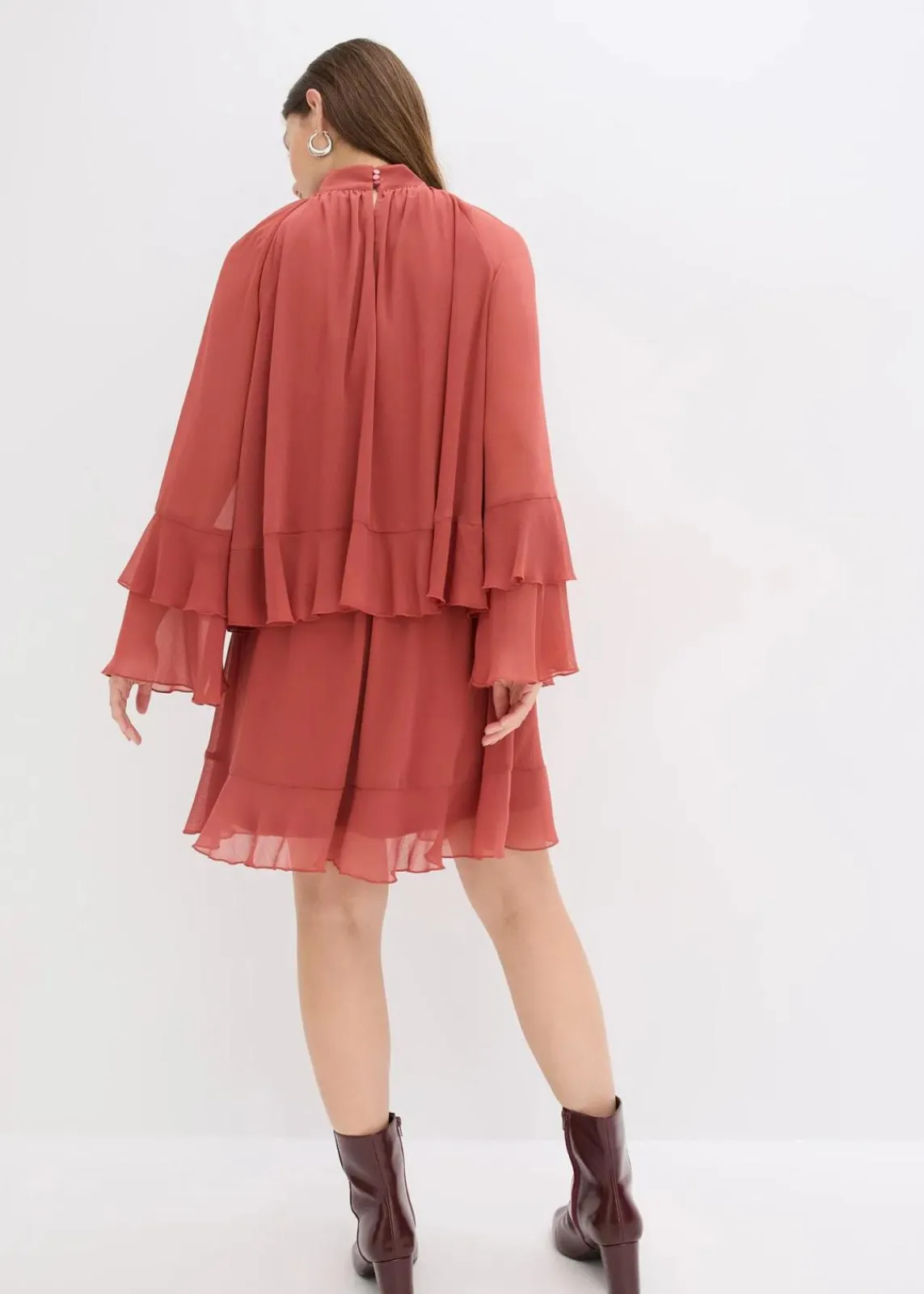bonprix Bekleidung·Pullover & Strickjacken|Nachhaltigere Materialien^Chiffonkleid mit Volants marsalabraun
