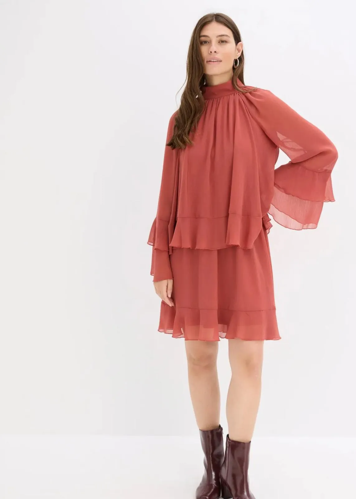 bonprix Bekleidung·Pullover & Strickjacken|Nachhaltigere Materialien^Chiffonkleid mit Volants marsalabraun