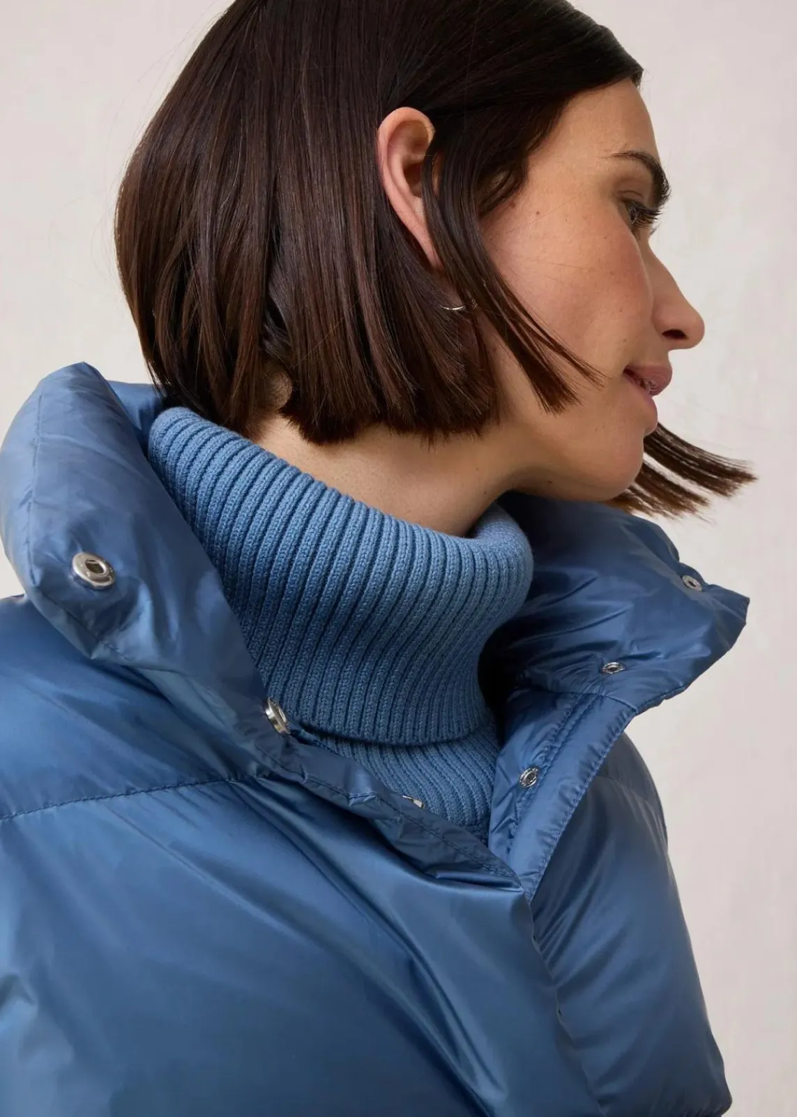 bonprix Bekleidung·Hosen|Premium^Daunenjacke mit recycelten Daunen und Strickärmeln wellenblau