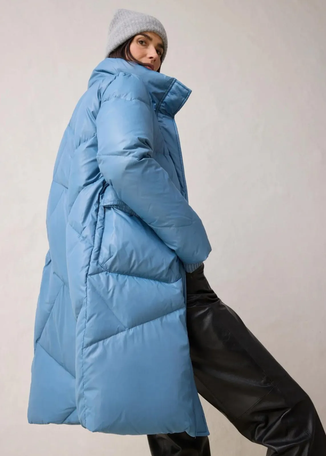 bonprix Bekleidung·Hosen|Nachhaltigere Materialien^Daunenmantel mit recycelten Daunen, wasserabweisend wellenblau