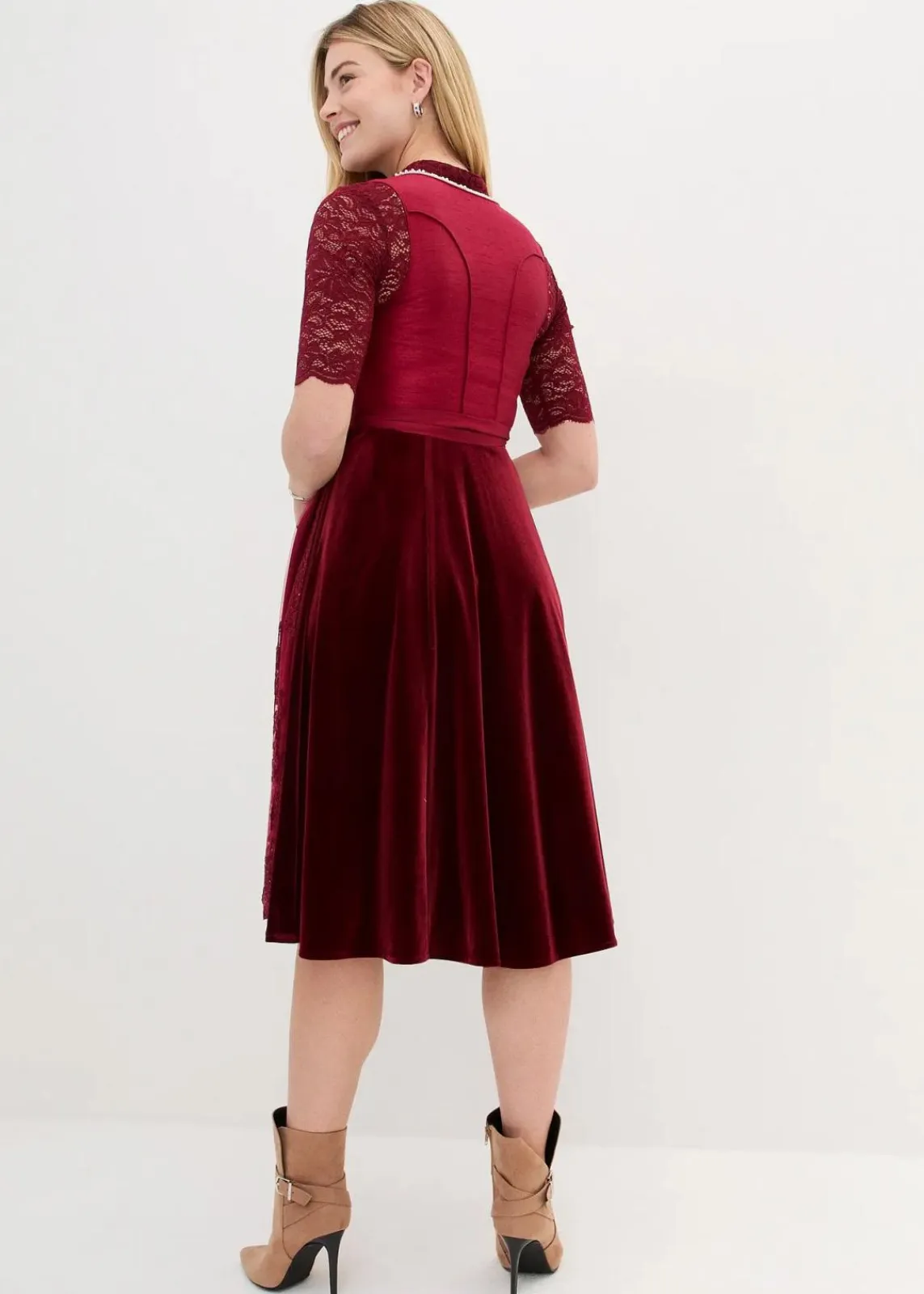 bonprix Kleider|Bekleidung·Pullover & Strickjacken^Dirndl mit bestickter Schürze (2-tlg. Set) rubinrot