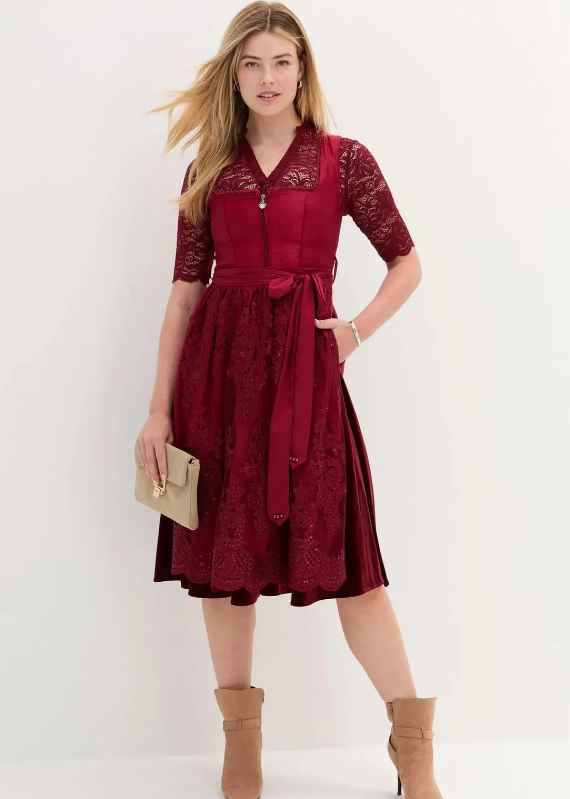bonprix Kleider|Bekleidung·Pullover & Strickjacken^Dirndl mit bestickter Schürze (2-tlg. Set) rubinrot