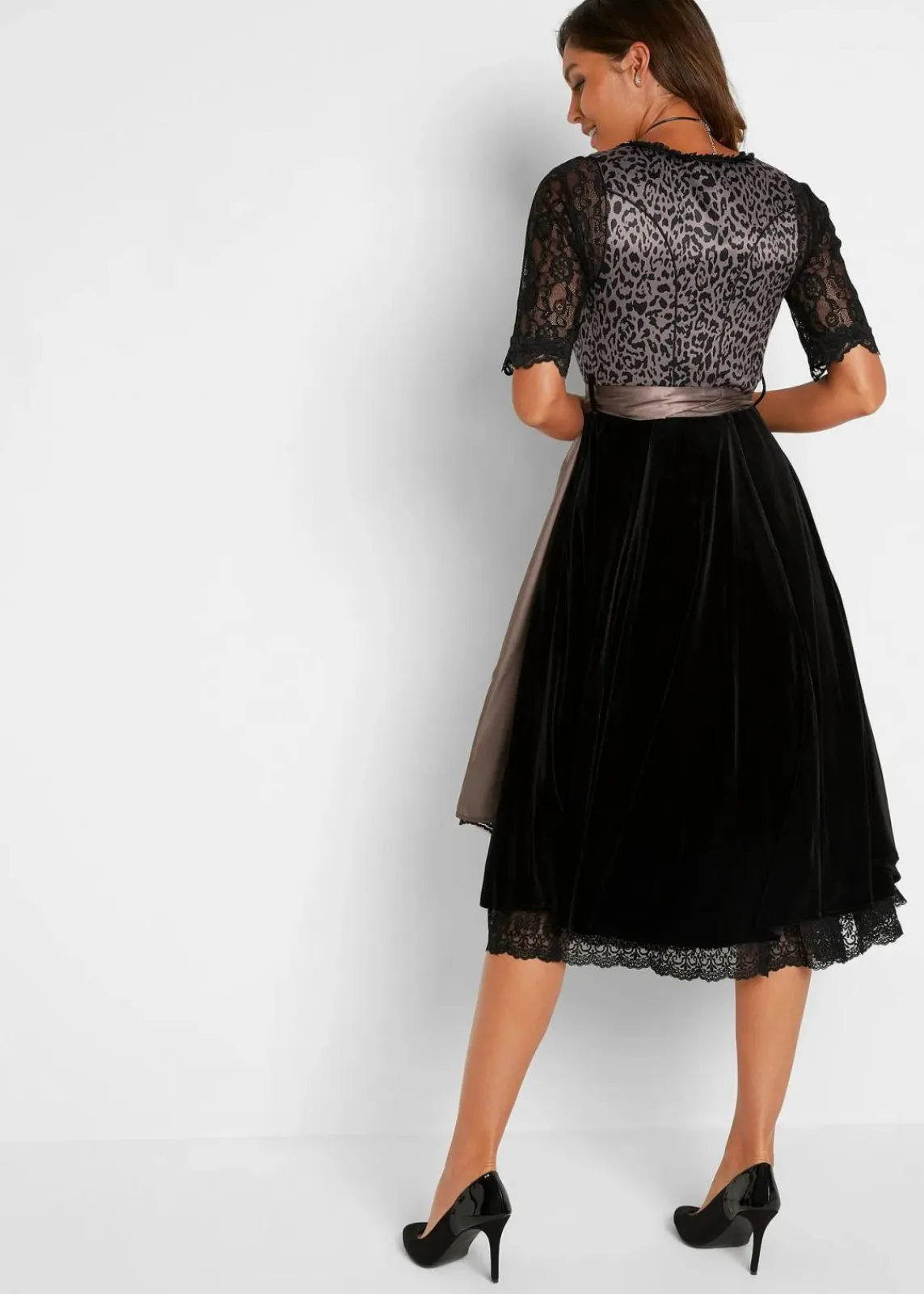 bonprix Kurzgrößen|Bekleidung·Pullover & Strickjacken^Dirndl mit Leomuster schwarzbedruckt