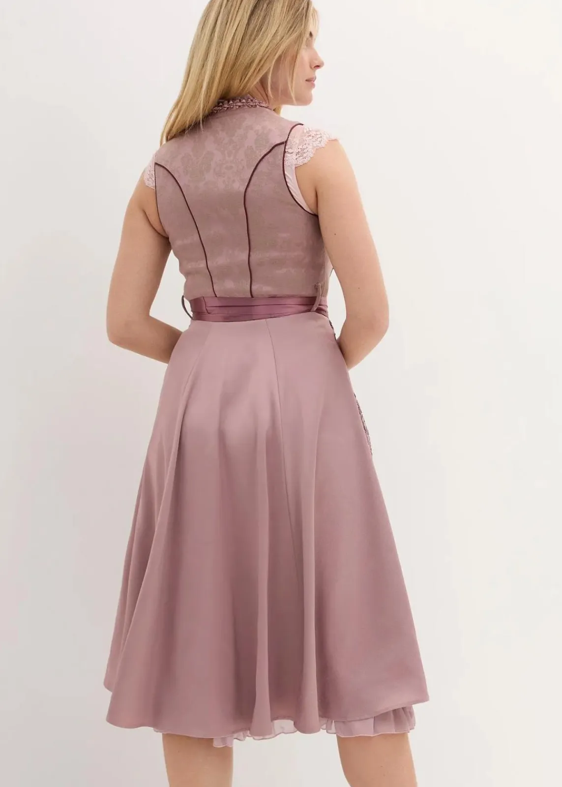 bonprix Bekleidung·Pullover & Strickjacken|Kleider^Dirndl mit Pailletten-Schürze rosenholzgemustert