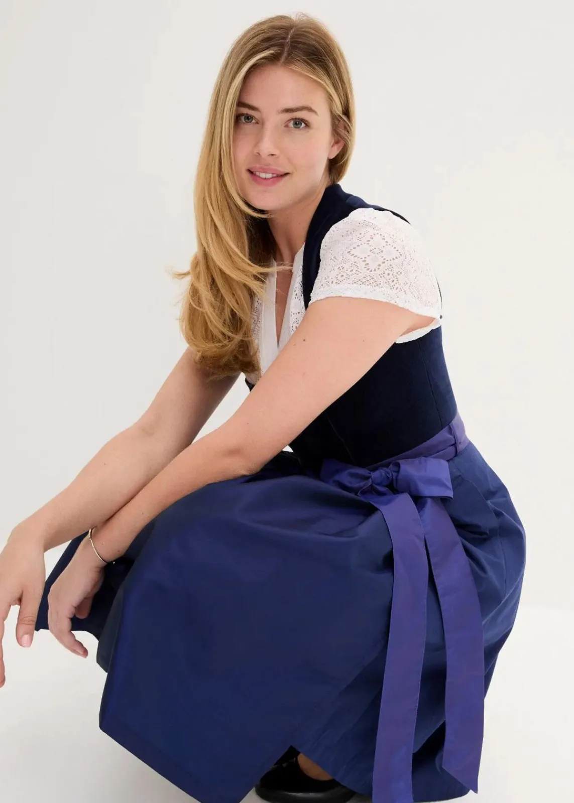 bonprix Kleider|Bekleidung·Pullover & Strickjacken^Dirndl mit Samt-Mieder und Satin-Schürze (2-tlg.Set) dunkelblau/mitternachtsblau