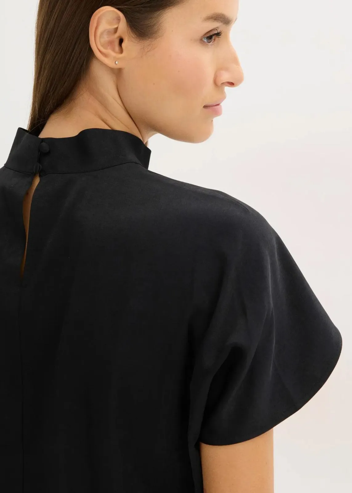 bonprix Bekleidung·Jacken & Mäntel|Blusen & Tuniken^Elegante Kurzarmbluse aus glänzenden Satin schwarz