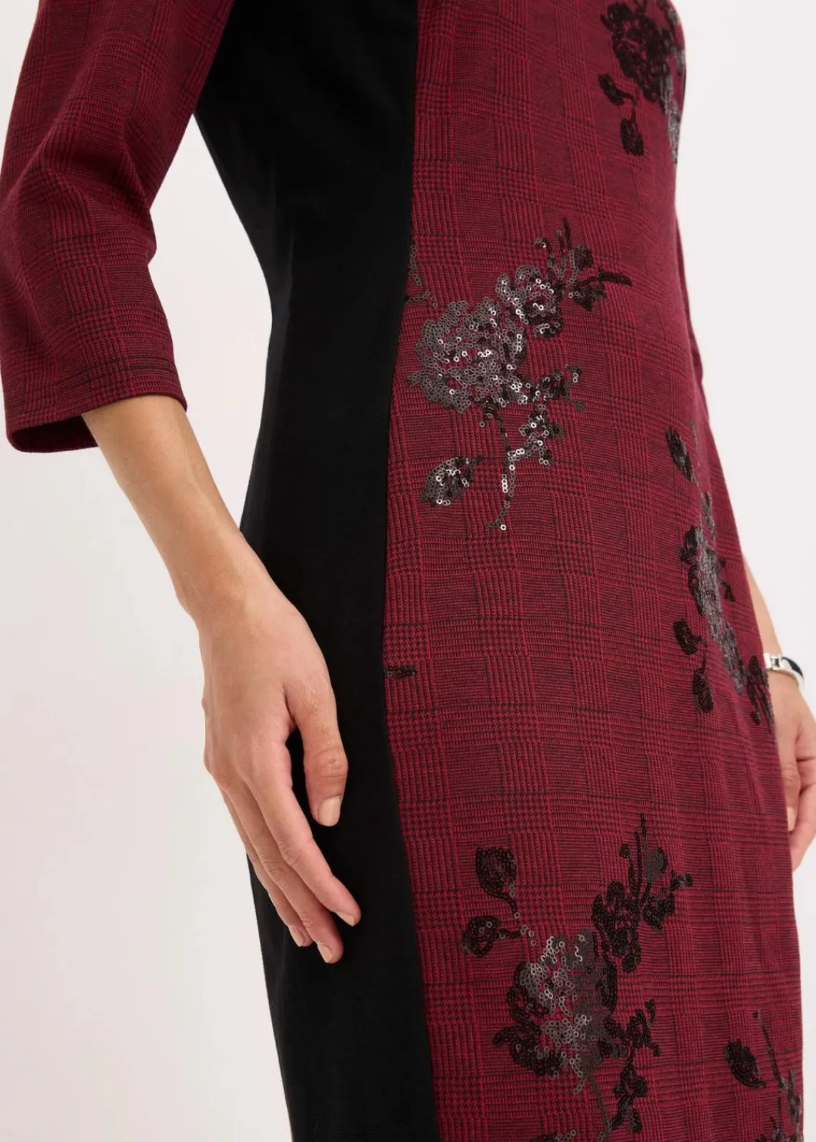 bonprix Kleider|Bekleidung·Pullover & Strickjacken^Etuikleid mit Paillettenstickerei dunkelrot/schwarz kariert