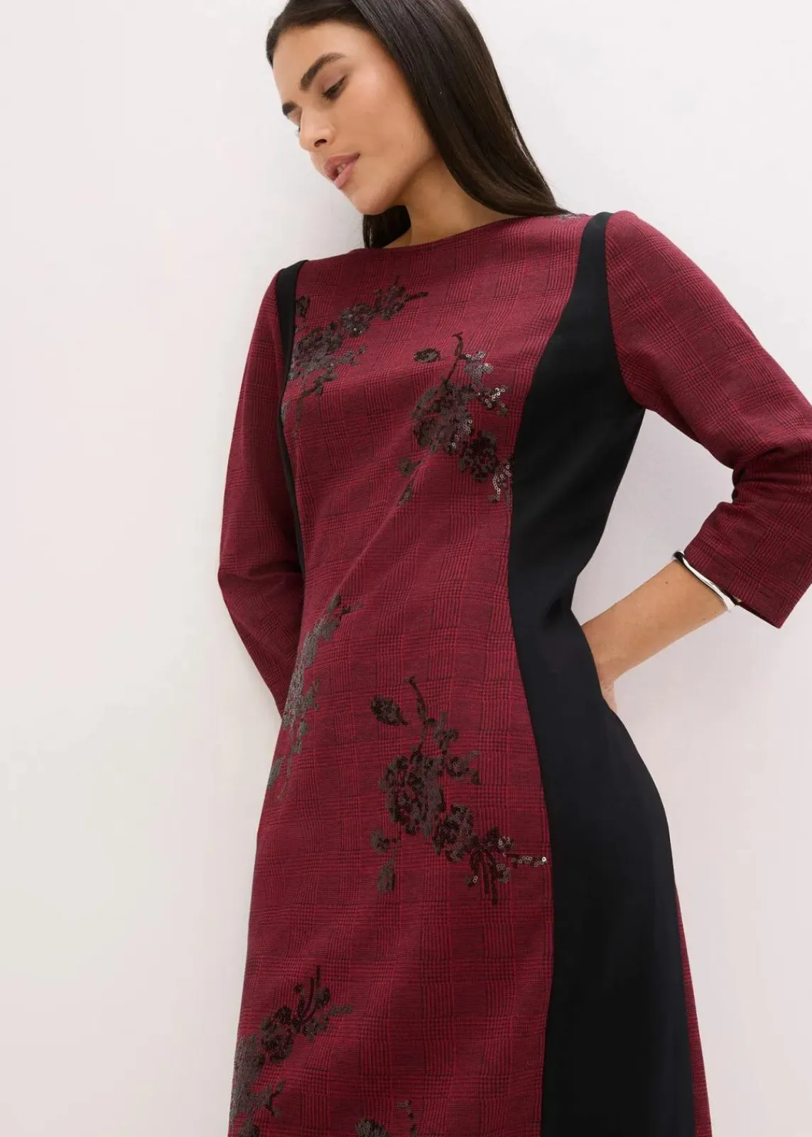 bonprix Kleider|Bekleidung·Pullover & Strickjacken^Etuikleid mit Paillettenstickerei dunkelrot/schwarz kariert