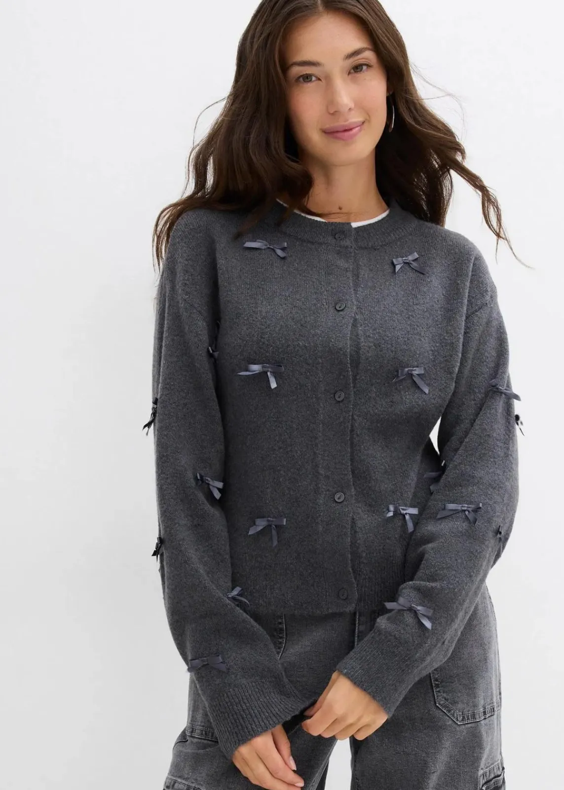bonprix Nachhaltigere Materialien|Pullover & Strickjacken^Feinstrickjacke mit Schleifen anthrazit meliert