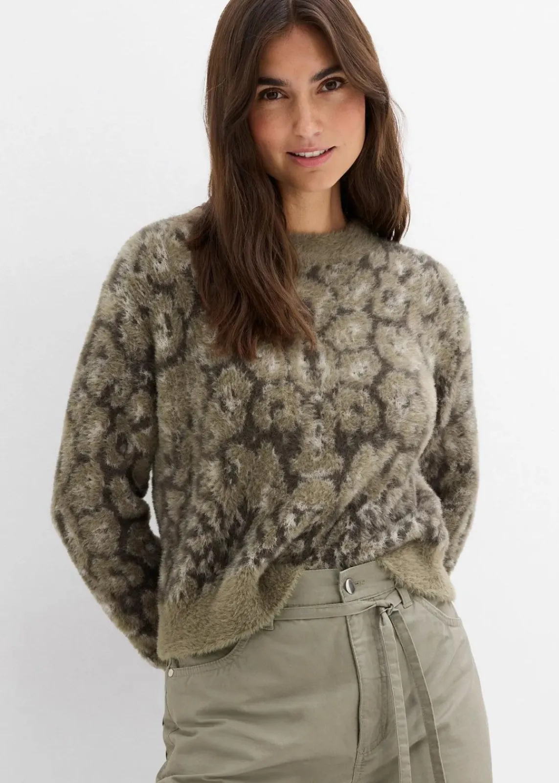bonprix Bekleidung·Umstandsmode|Strickmode^Feinstrickpullover aus flauschigem Federgarn nachtoliv leo bedruckt