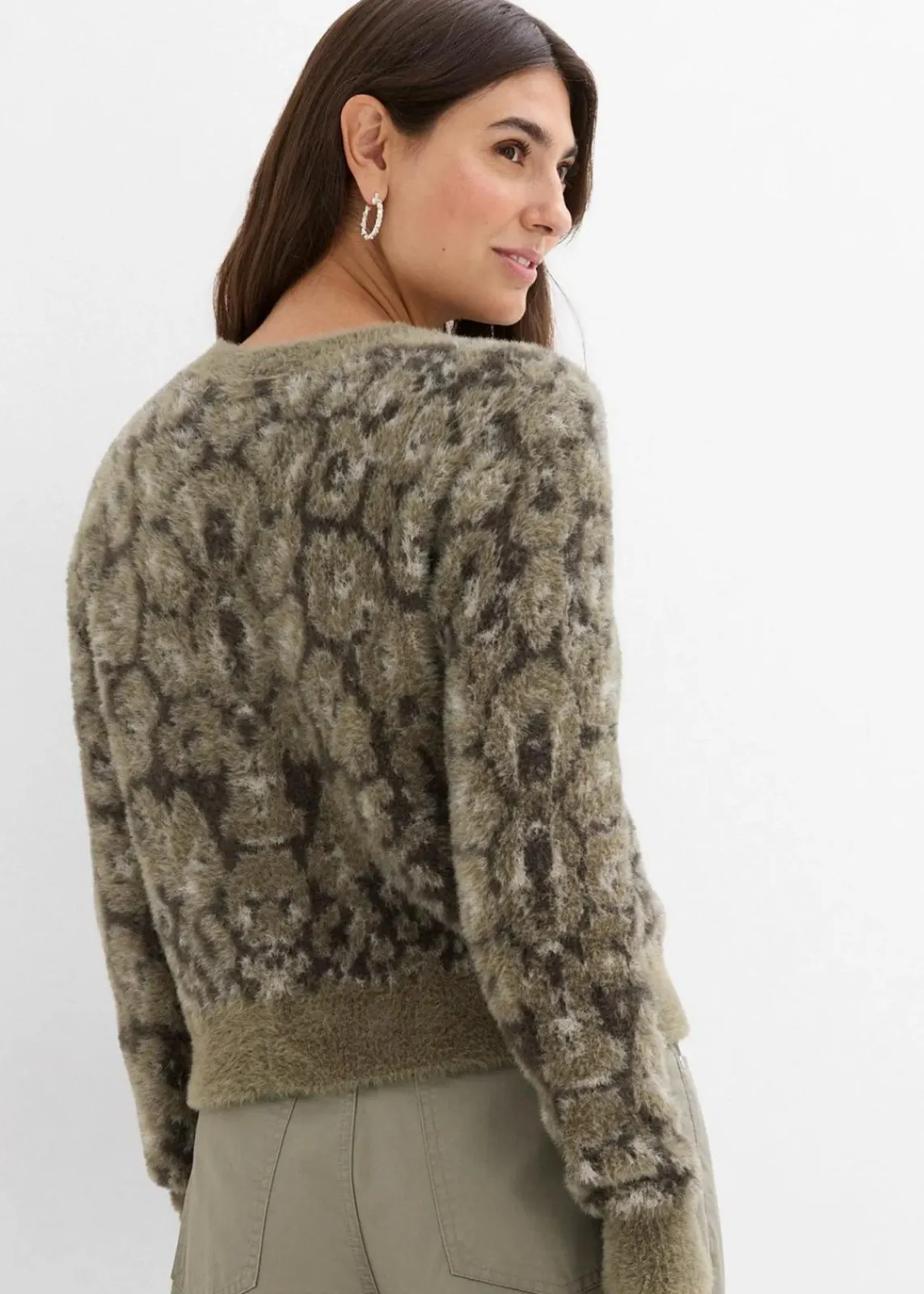 bonprix Bekleidung·Umstandsmode|Strickmode^Feinstrickpullover aus flauschigem Federgarn nachtoliv leo bedruckt
